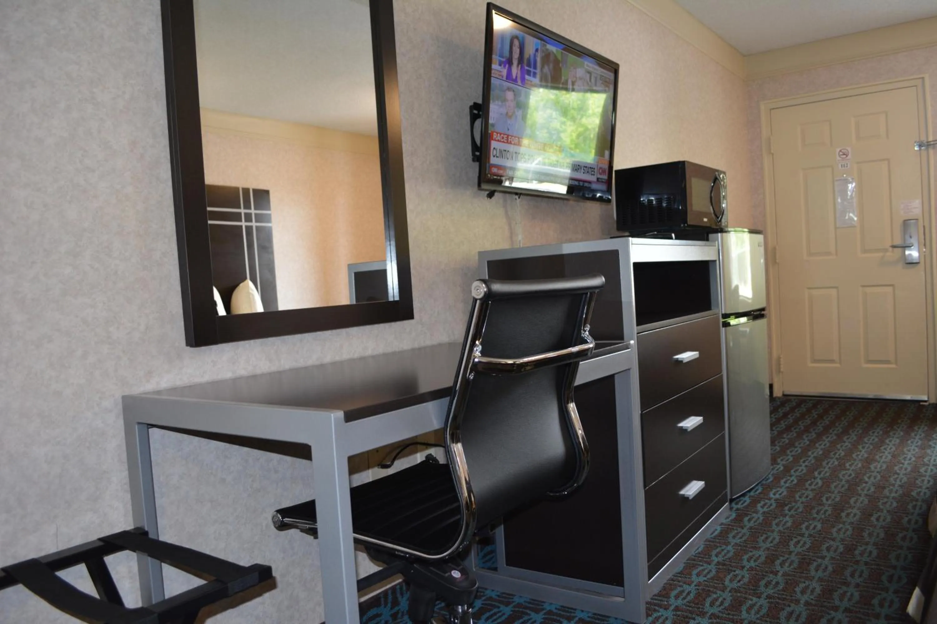 TV and multimedia in Deluxe Inn - Fayetteville I-95