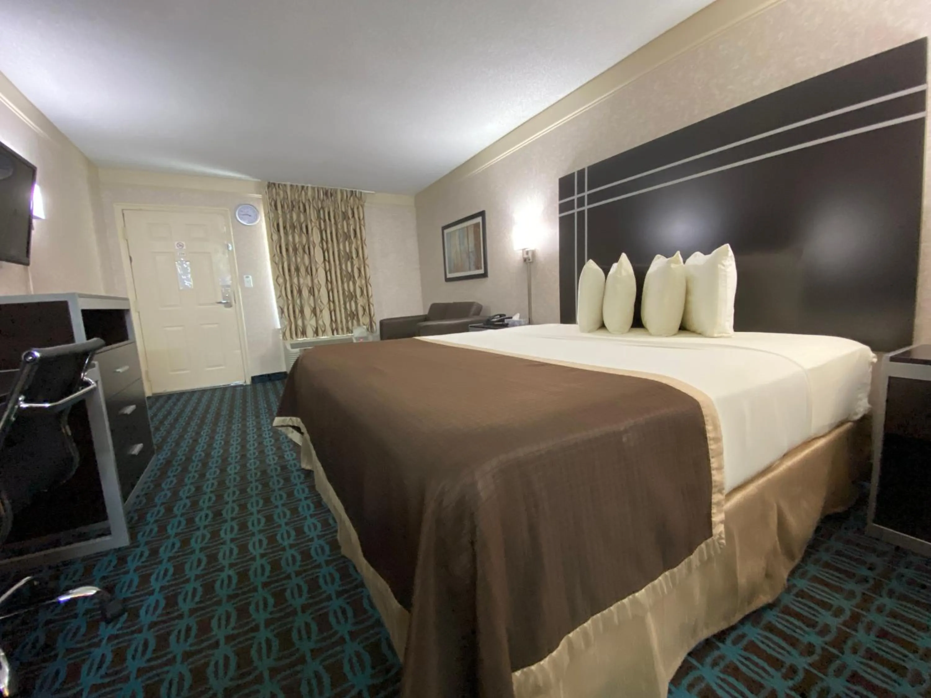 Bed in Deluxe Inn - Fayetteville I-95