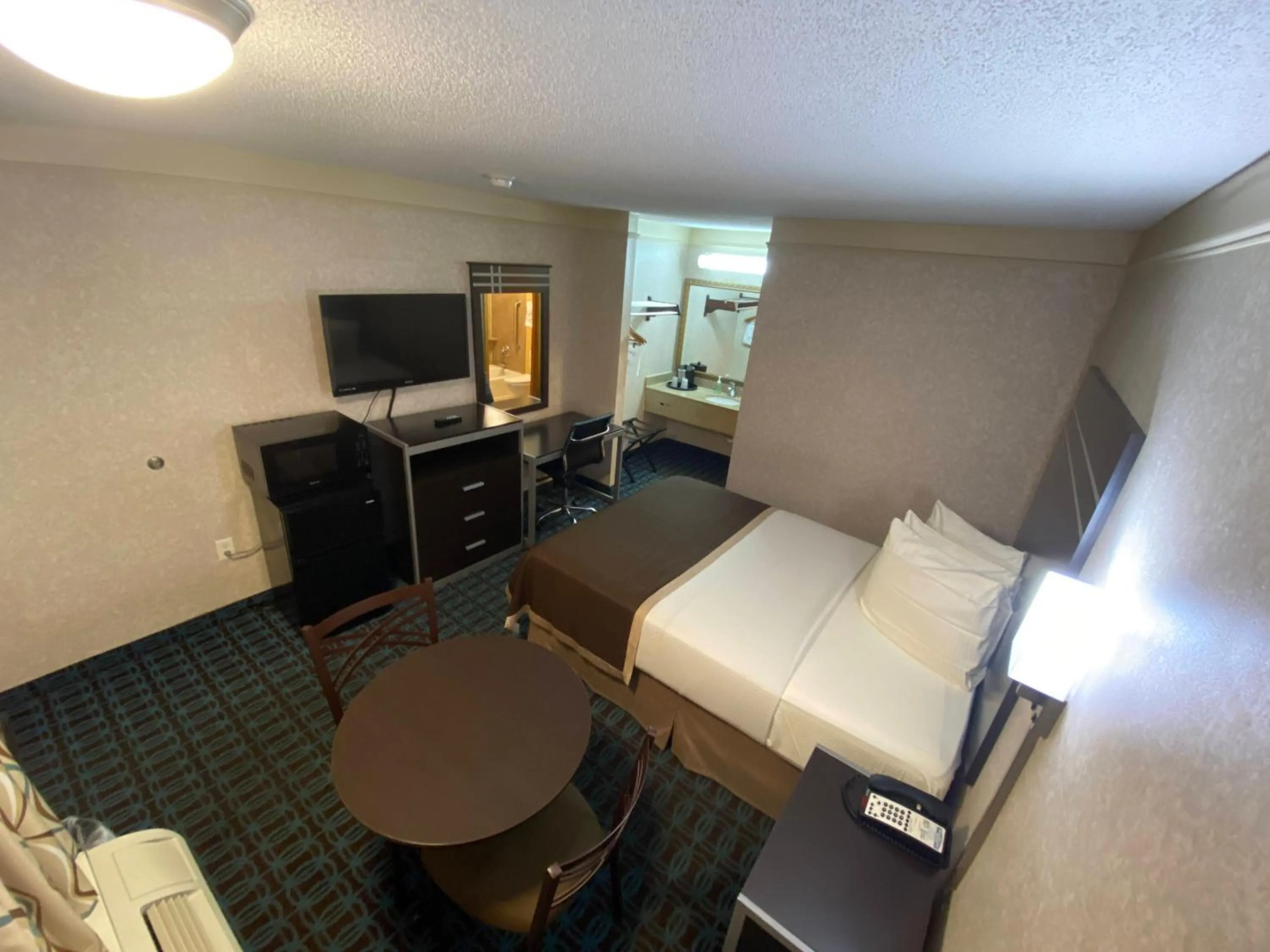 Bed in Deluxe Inn - Fayetteville I-95