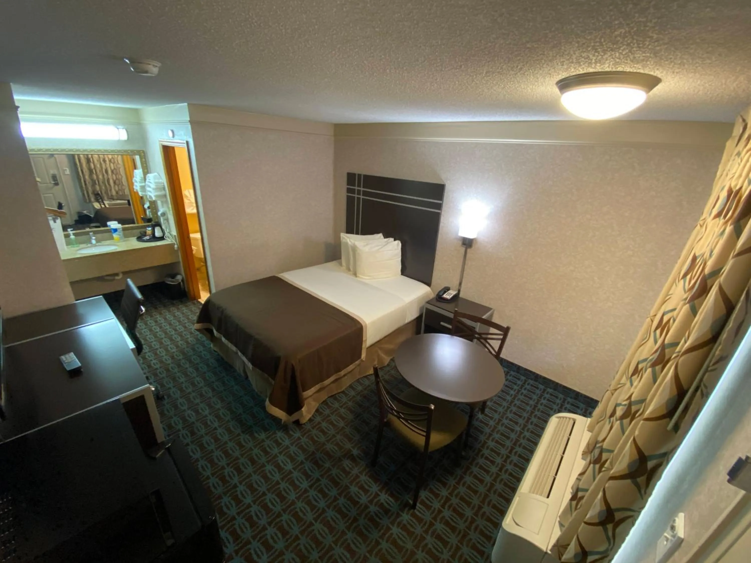 Bed in Deluxe Inn - Fayetteville I-95