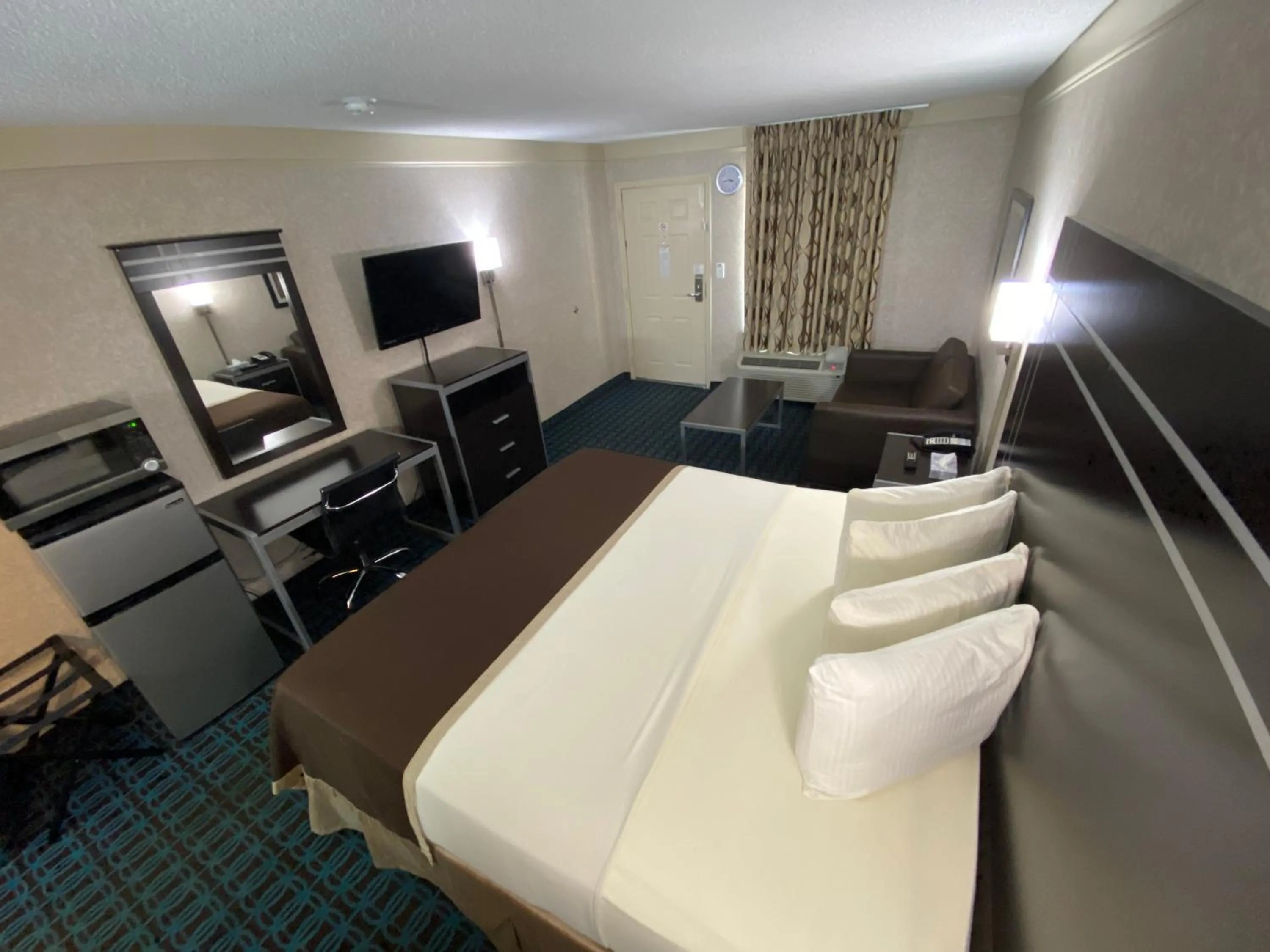 Bed in Deluxe Inn - Fayetteville I-95