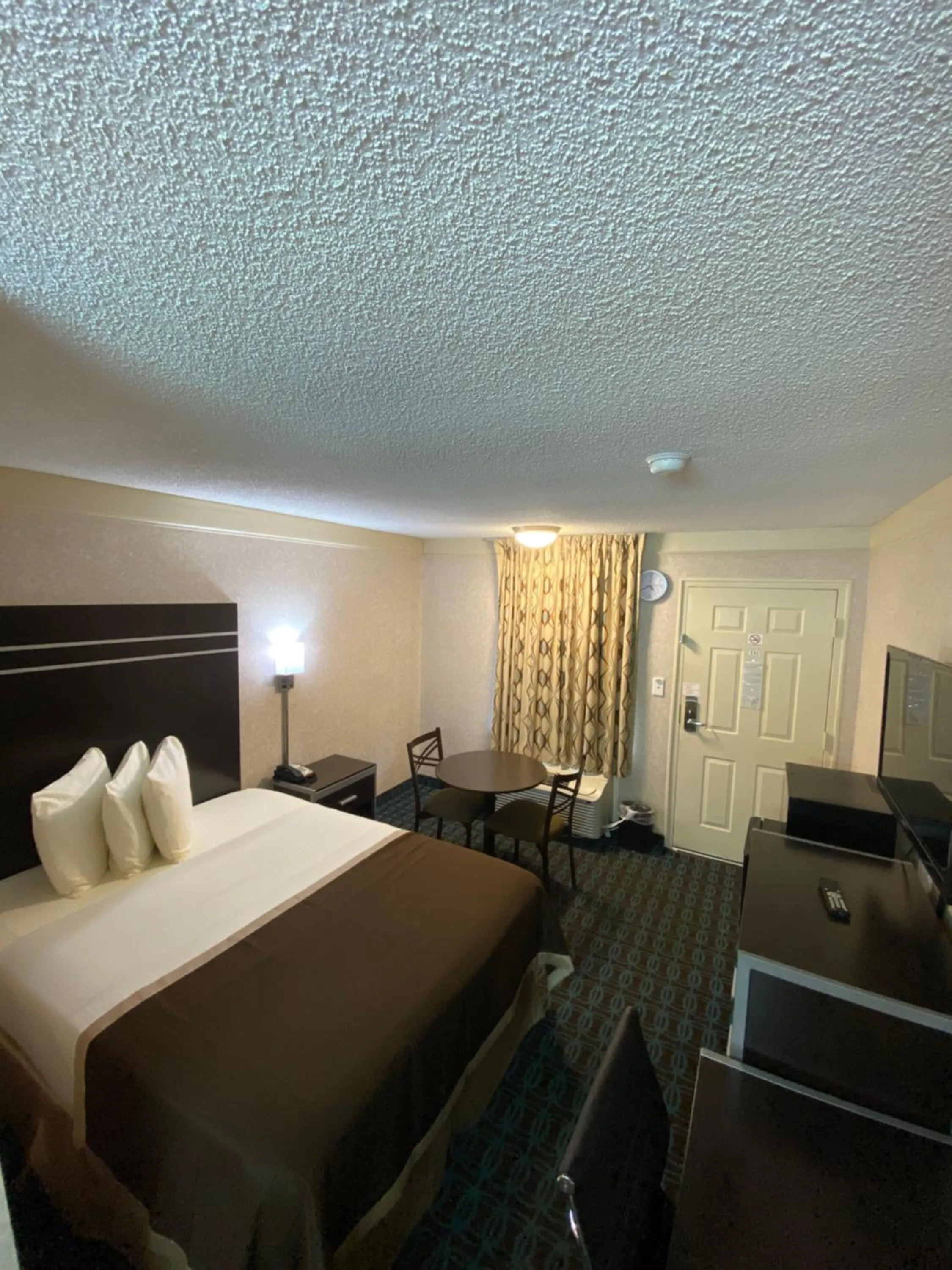 Bed in Deluxe Inn - Fayetteville I-95