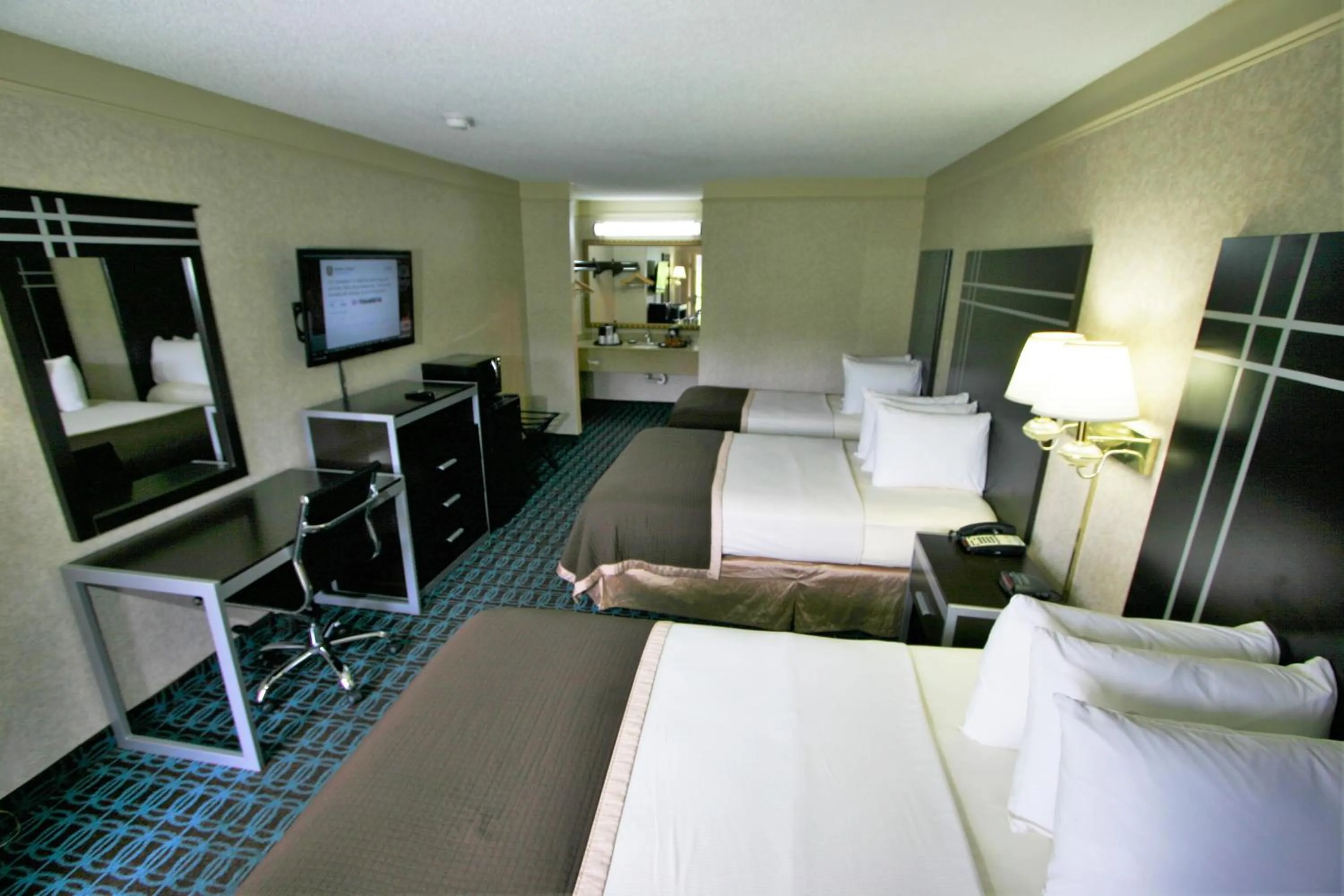Photo of the whole room, Bed in Deluxe Inn - Fayetteville I-95
