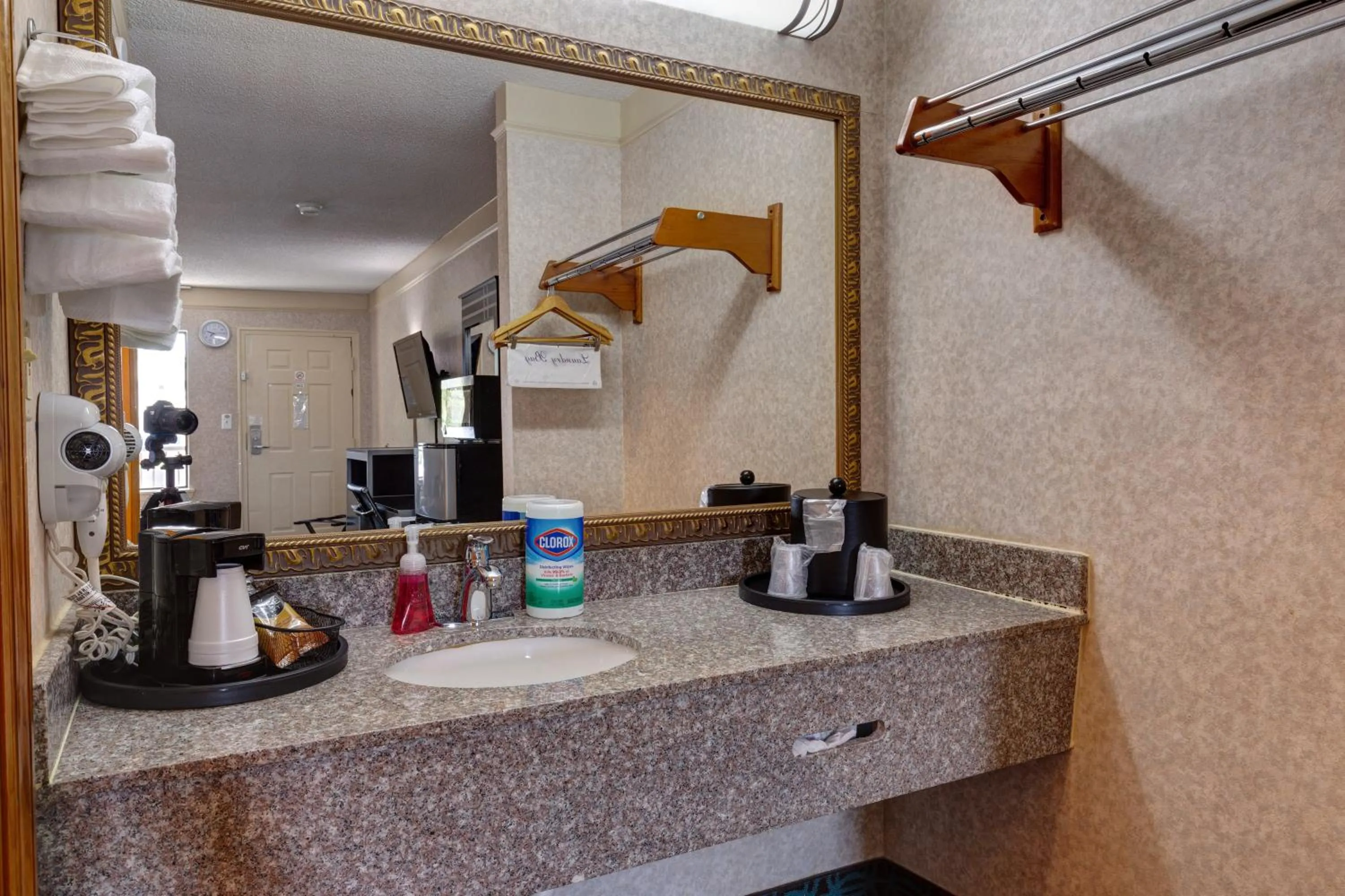 Coffee/tea facilities in Deluxe Inn - Fayetteville I-95