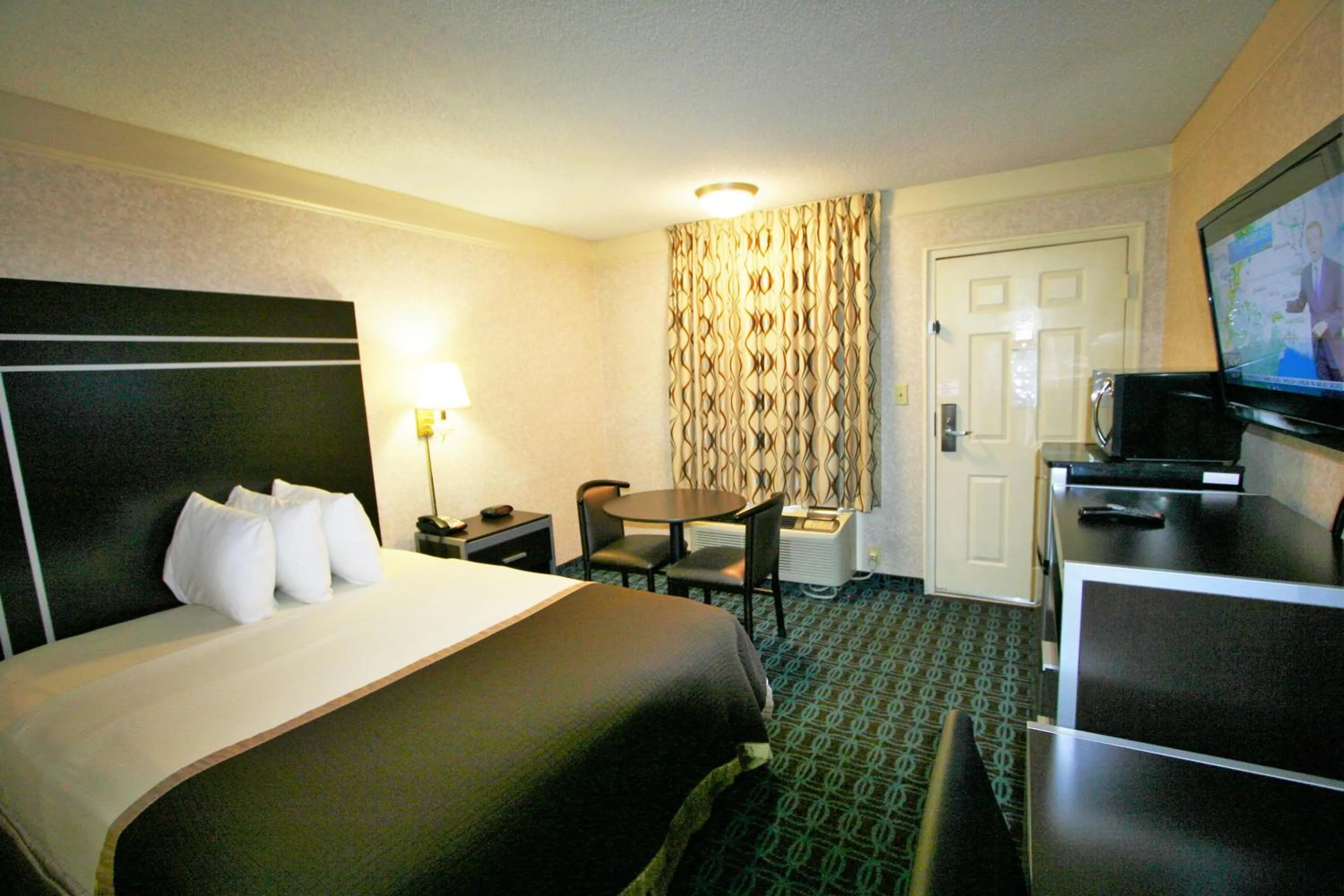 Photo of the whole room, Bed in Deluxe Inn - Fayetteville I-95