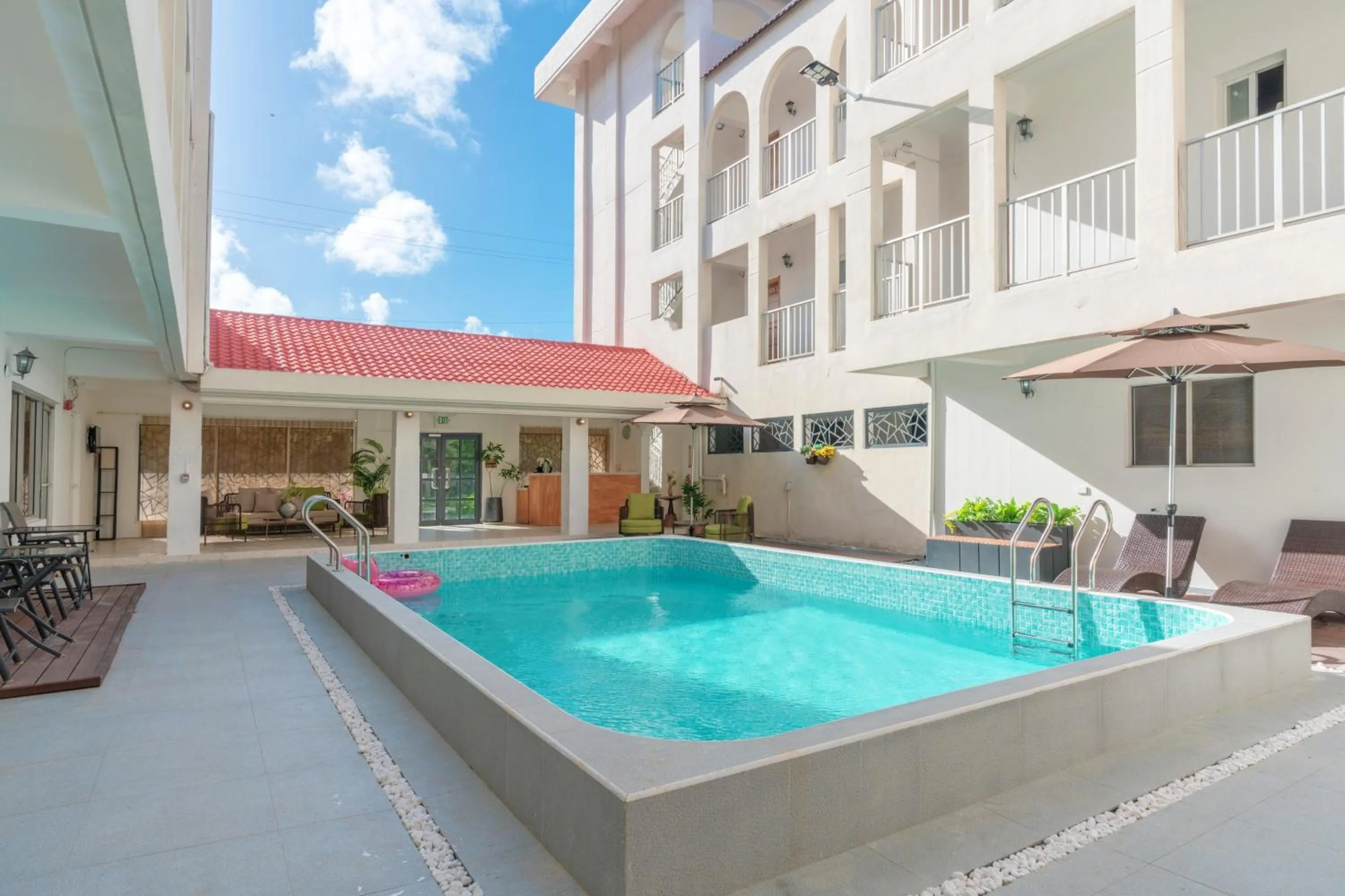Swimming pool in Seabreaze Garden