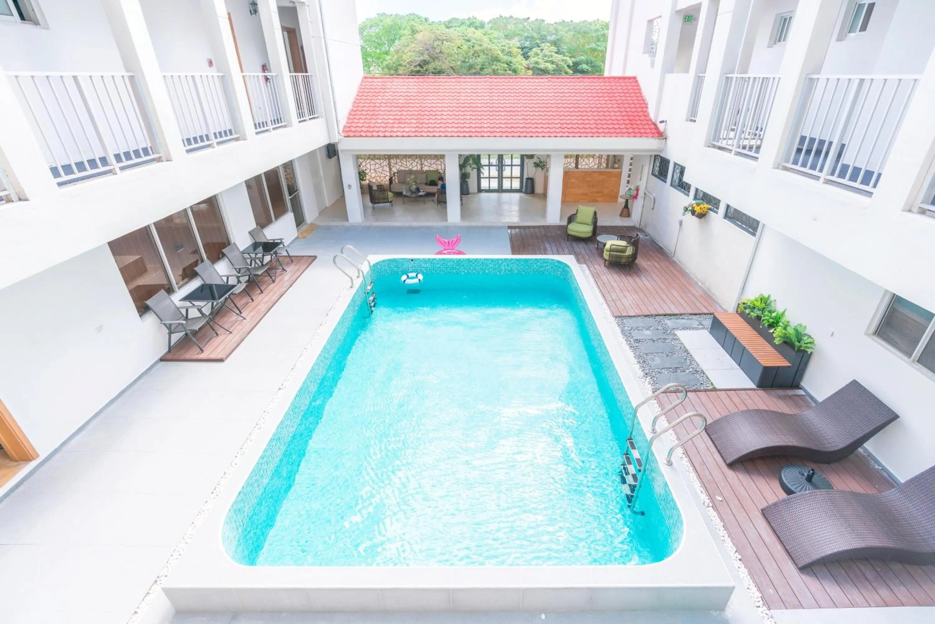 Swimming pool in Seabreaze Garden