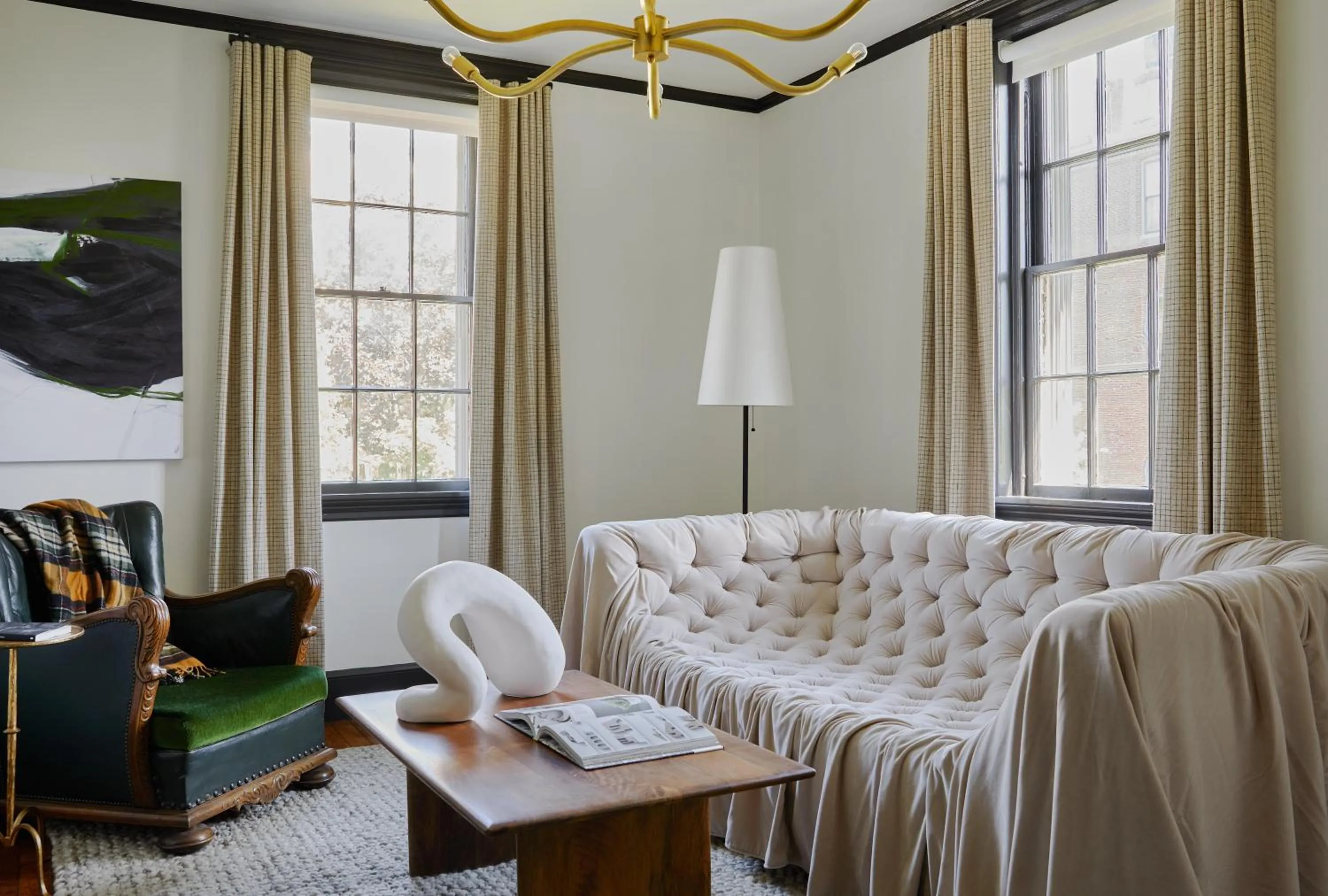 Living room in Blind Tiger Portland - Danforth Street Guest House