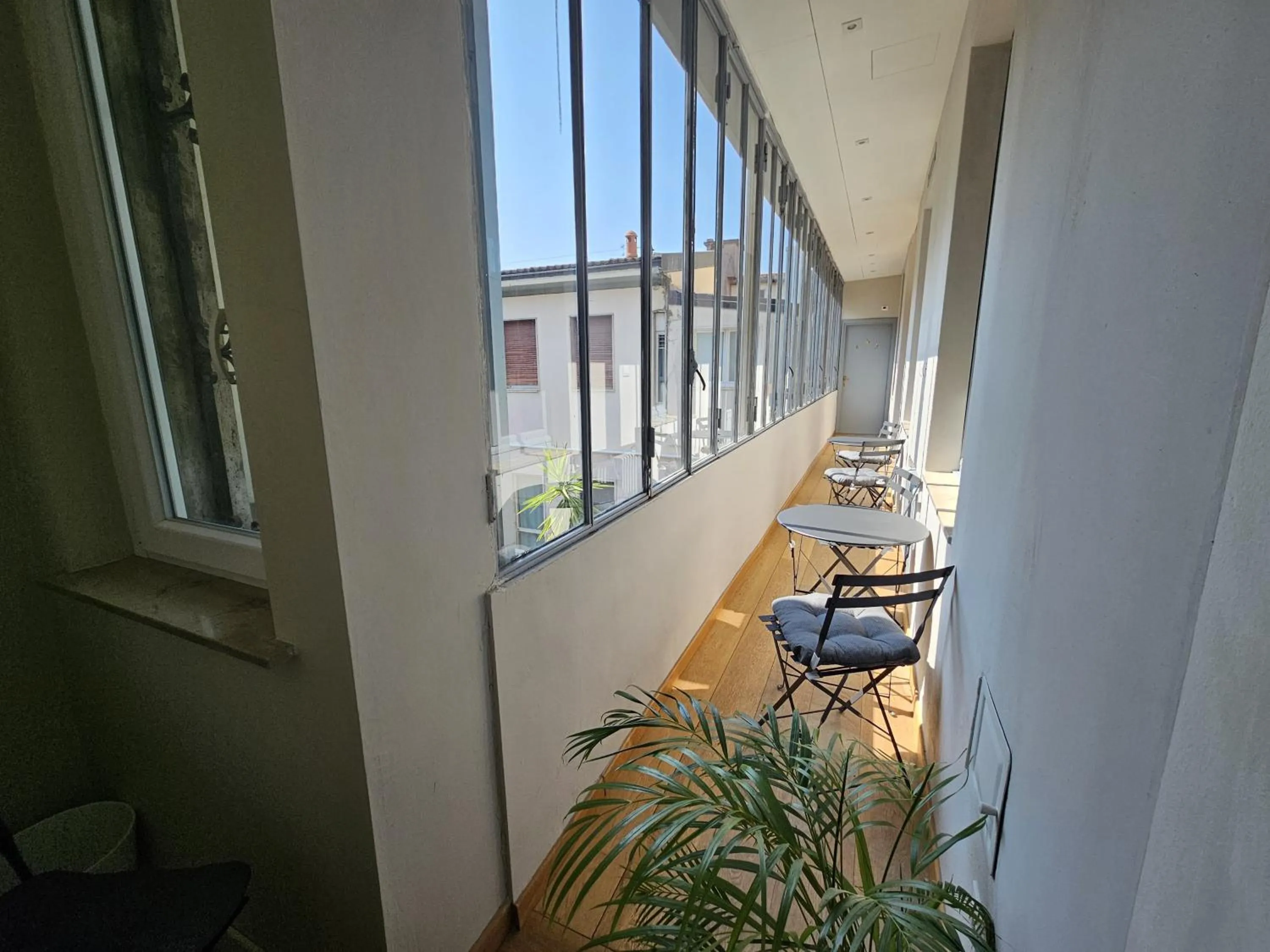 Communal lounge/ TV room in La Castellana Loft Hotel
