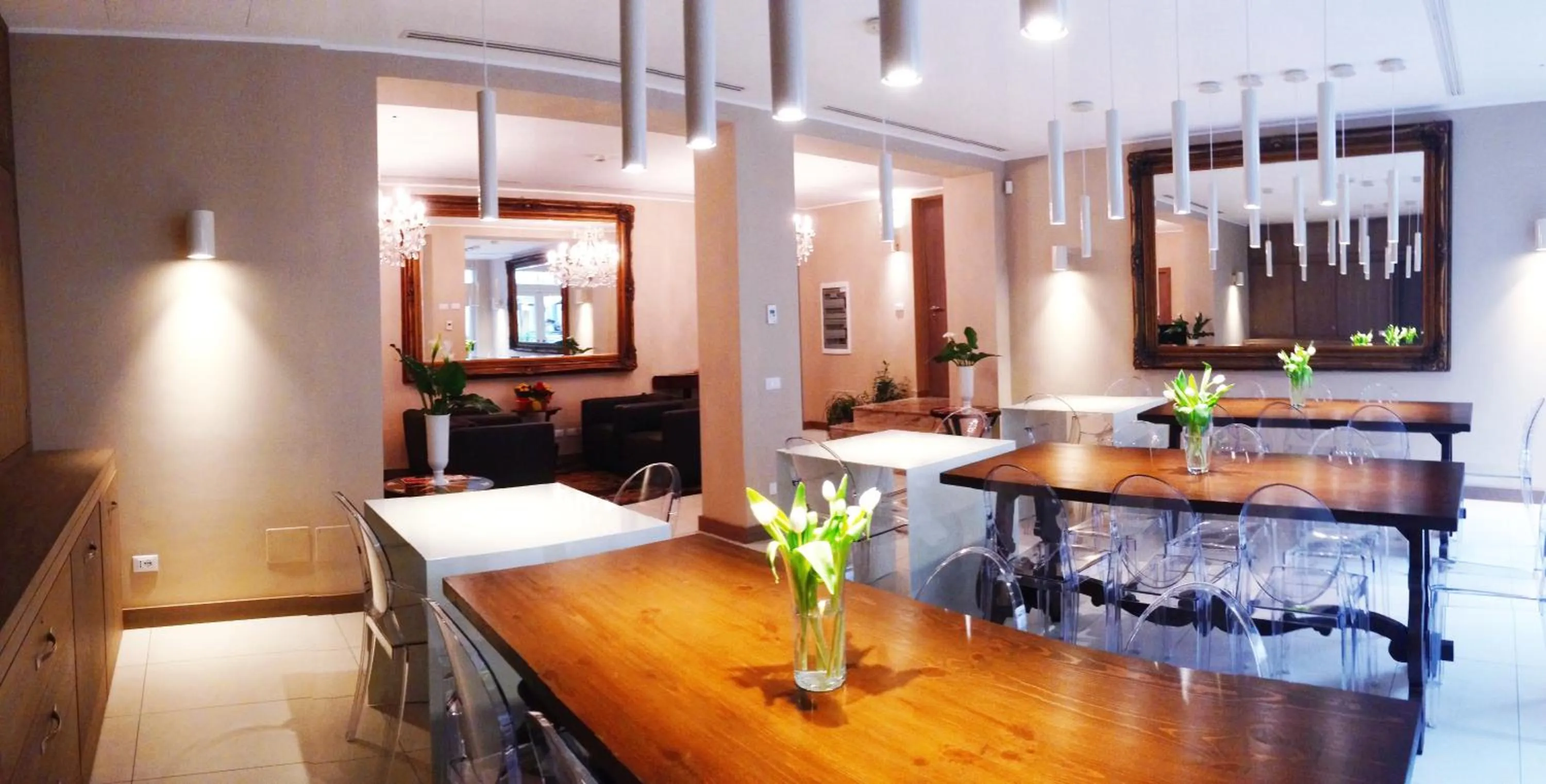 Lounge or bar in La Castellana Loft Hotel