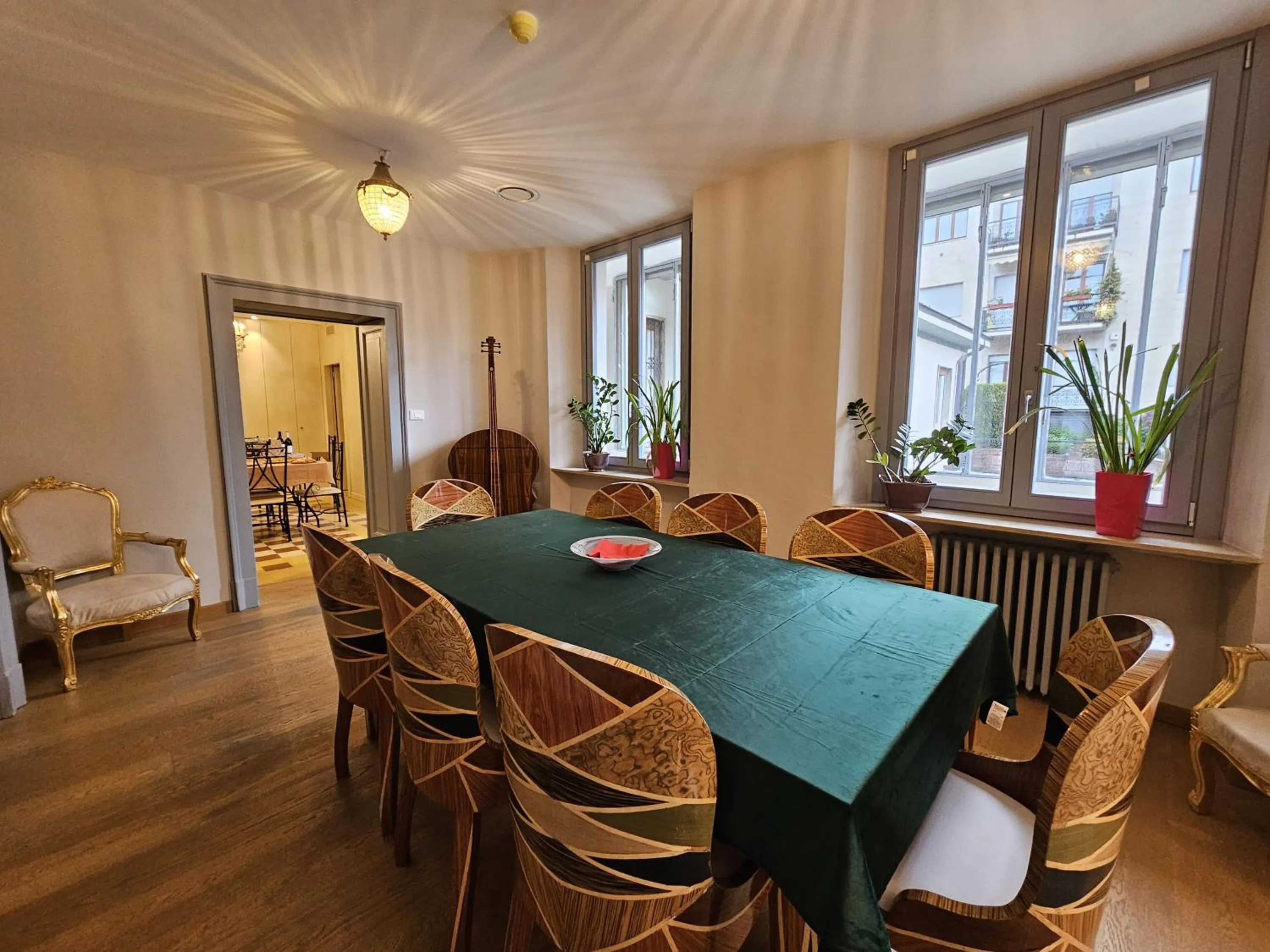 Communal lounge/ TV room in La Castellana Loft Hotel