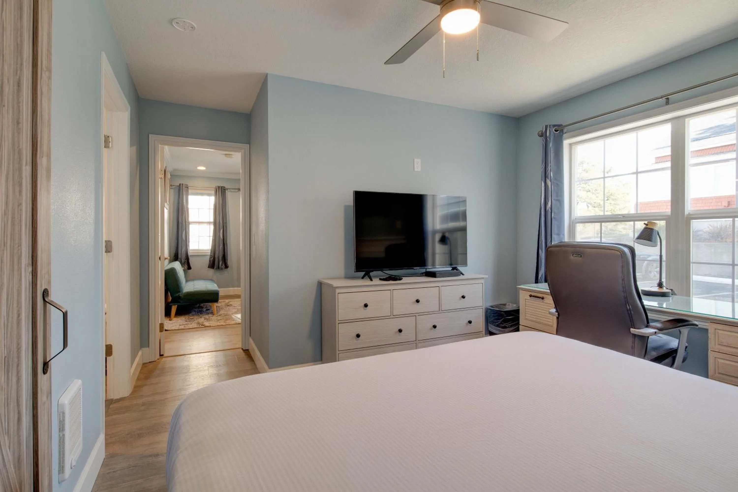 Bedroom, Bed in Inn of the Four Winds Seaside Oceanfront