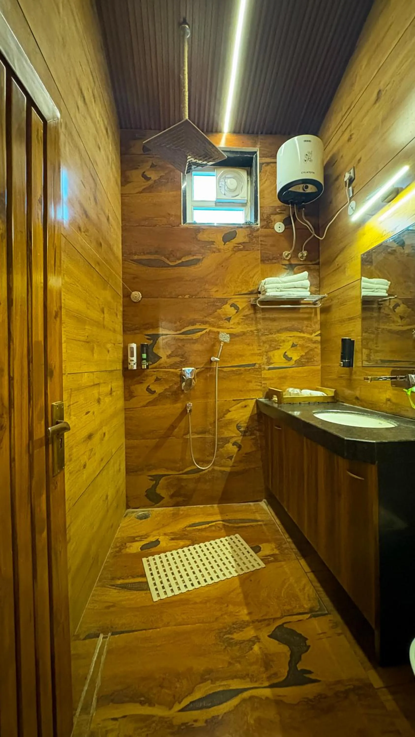 Shower in Olive