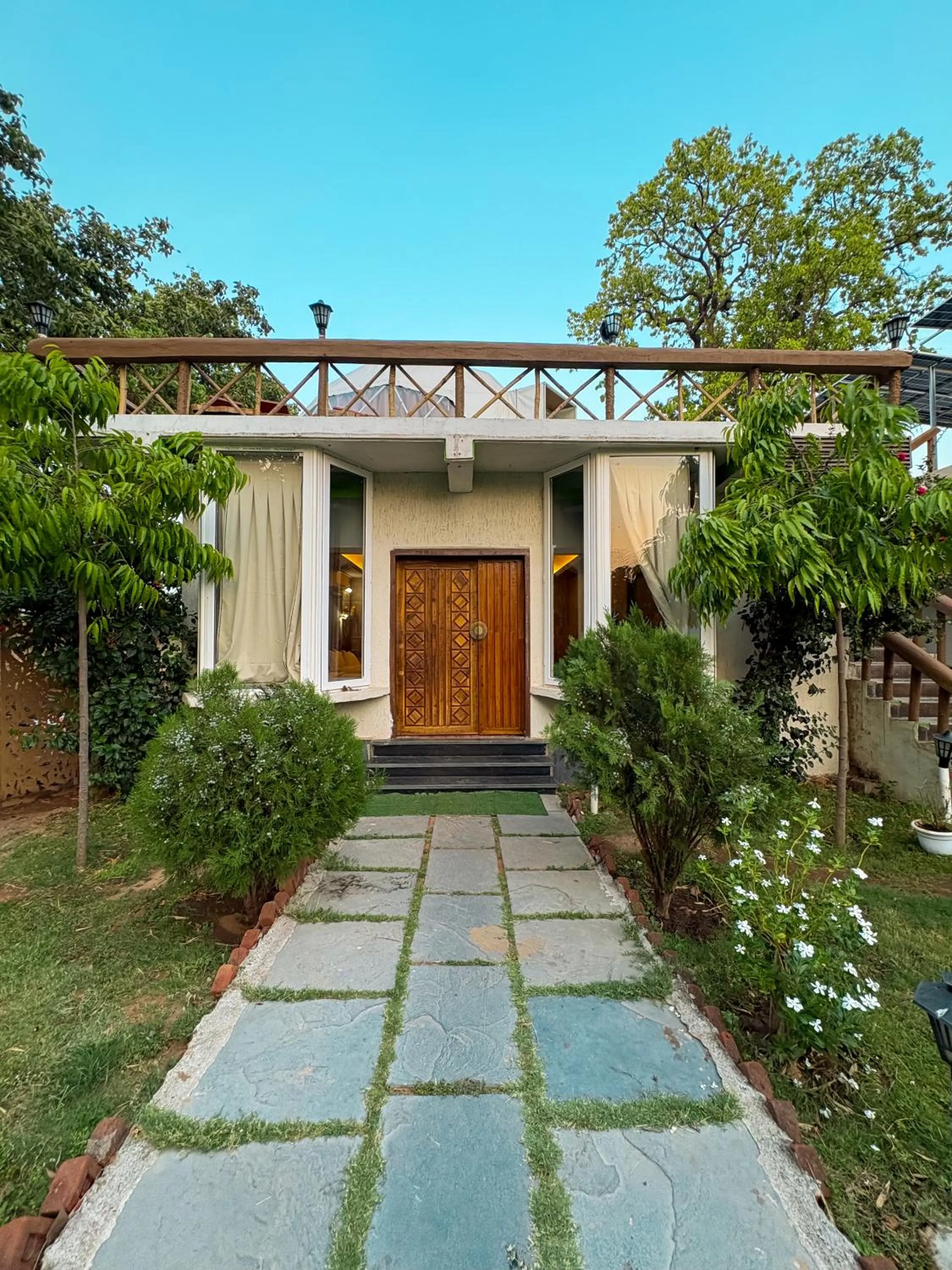 Facade/entrance in Olive
