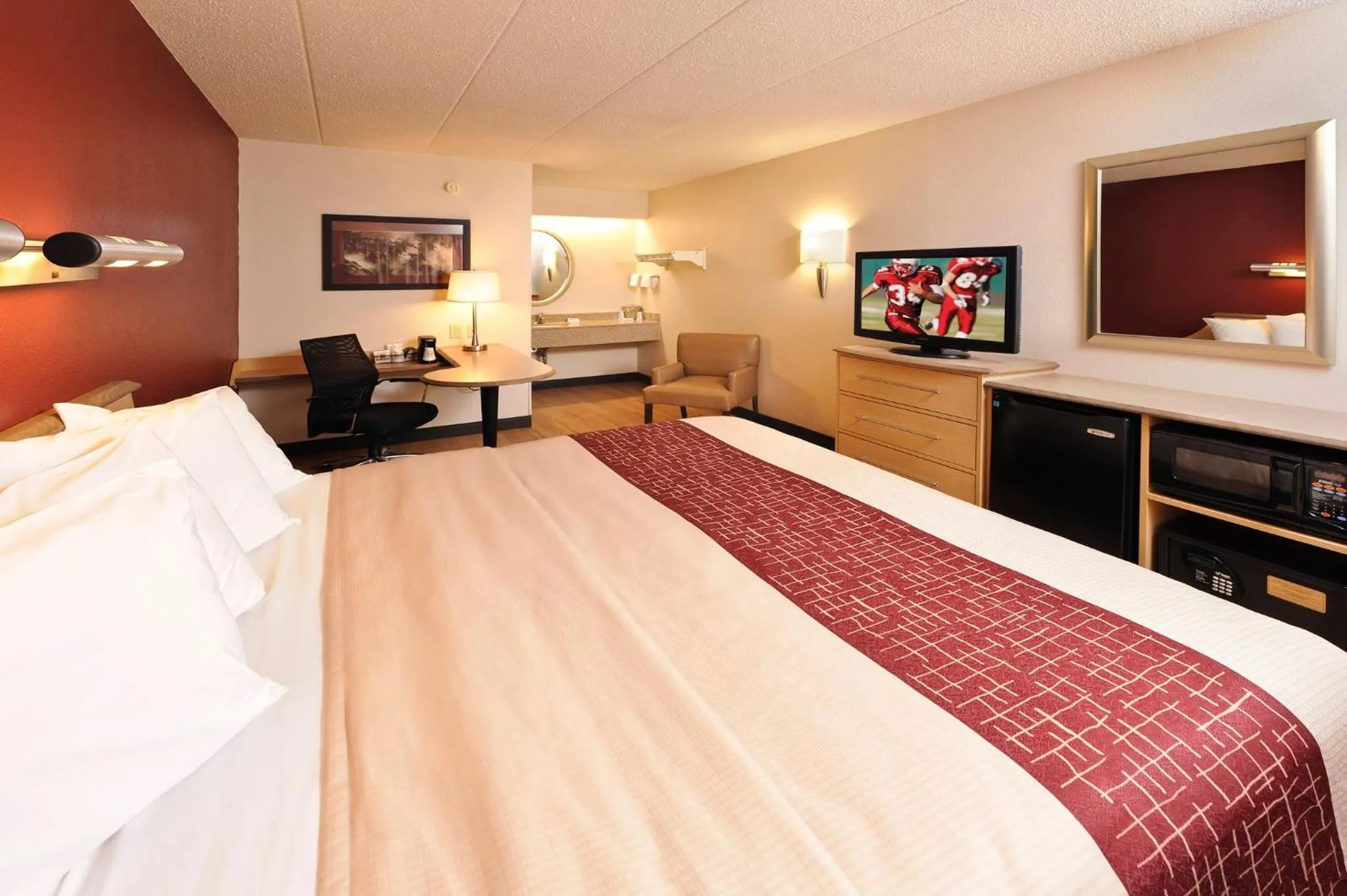 Photo of the whole room, Bed in Red Roof Inn Louisville East - Hurstbourne