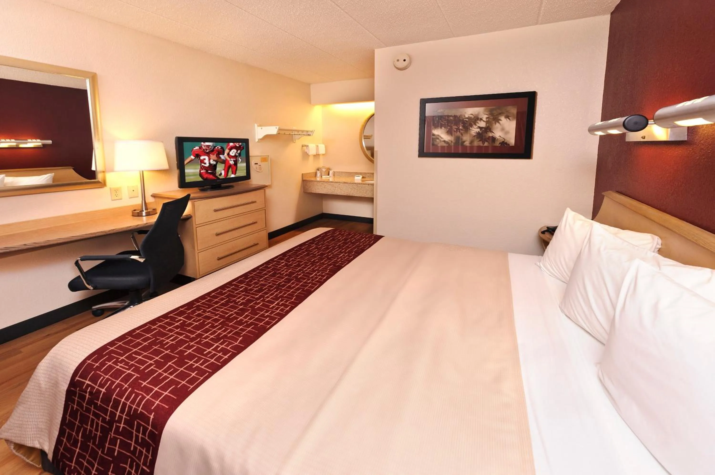 Photo of the whole room, Bed in Red Roof Inn Louisville East - Hurstbourne