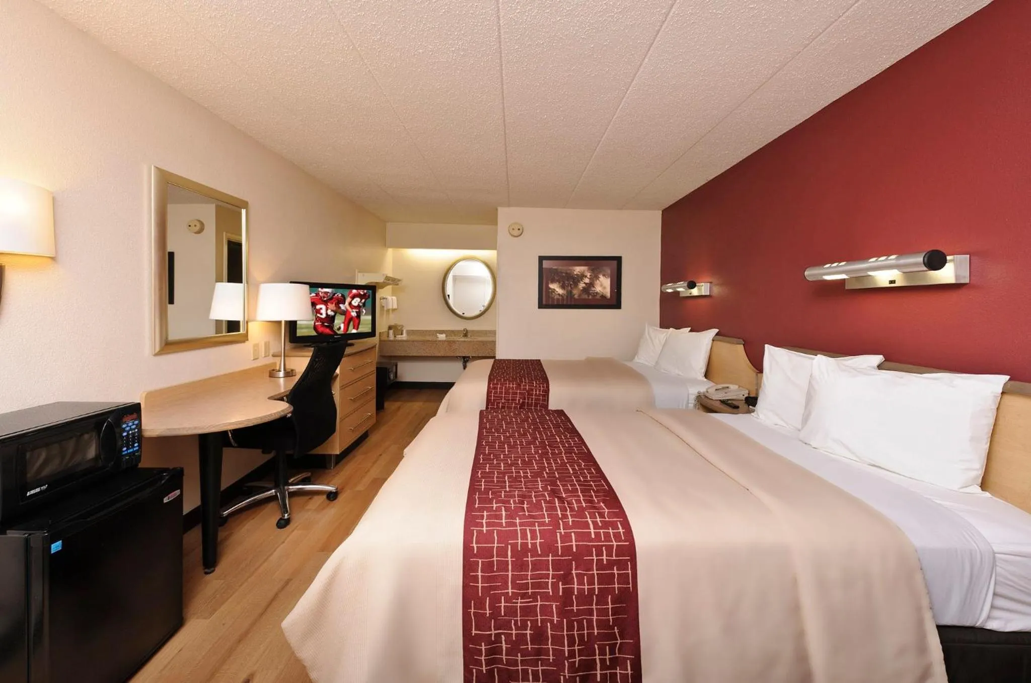 Photo of the whole room, Bed in Red Roof Inn Louisville East - Hurstbourne