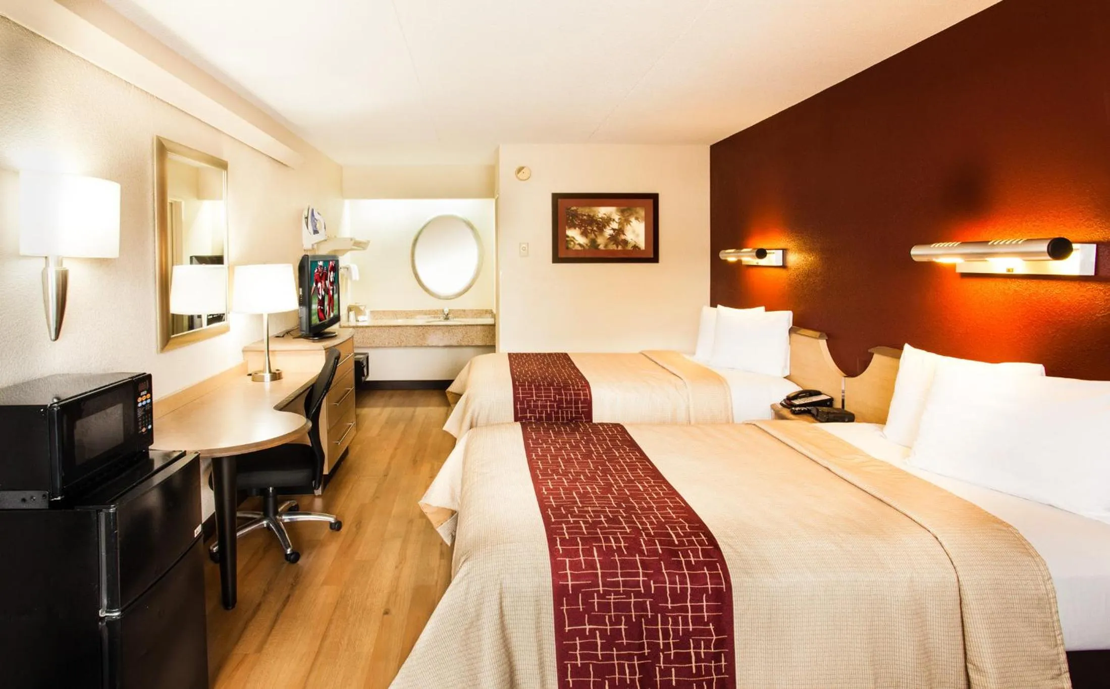 Photo of the whole room, Bed in Red Roof Inn Louisville East - Hurstbourne