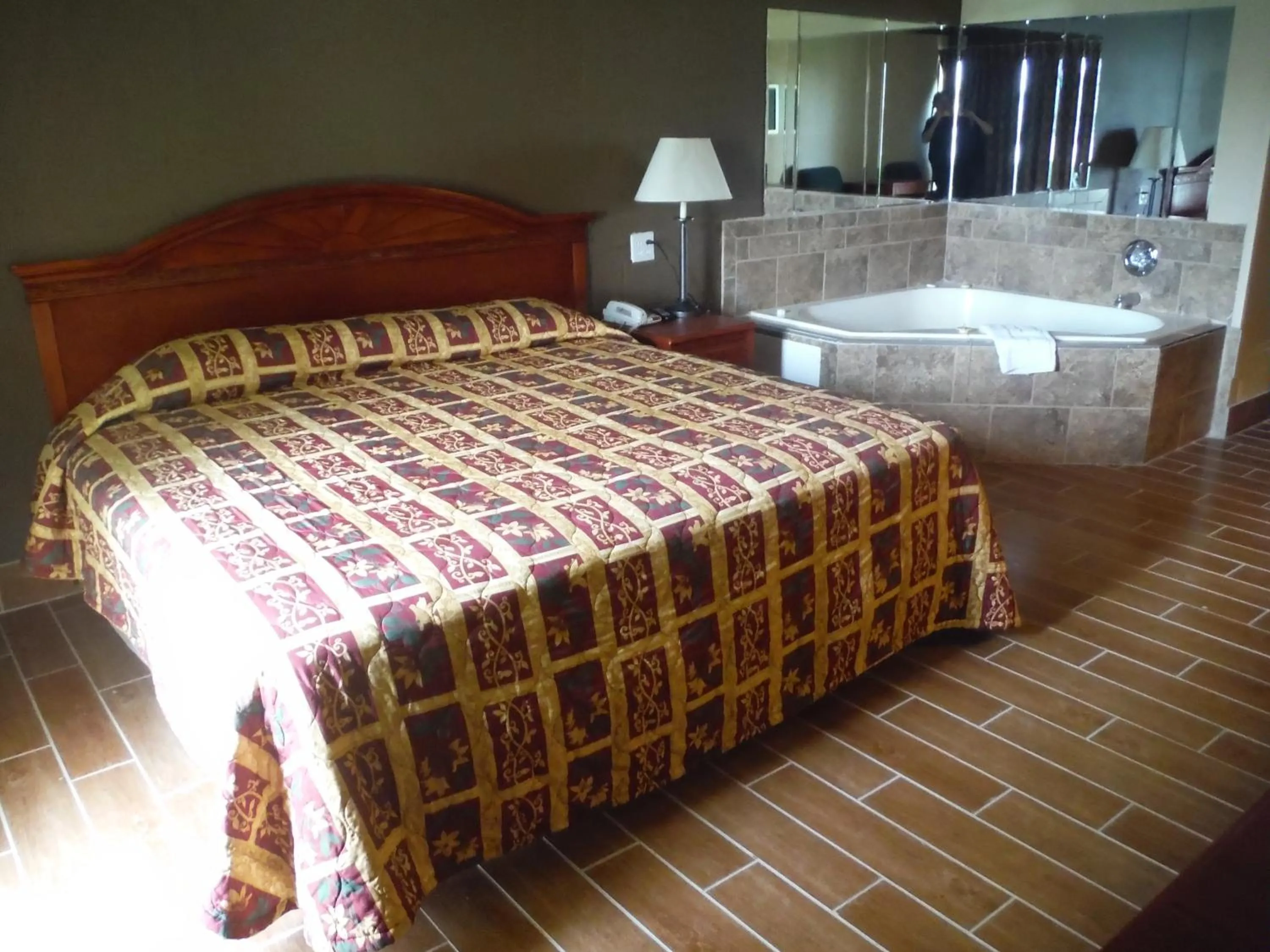 Photo of the whole room, Bed in Budgetel Inn & Suites Hotel
