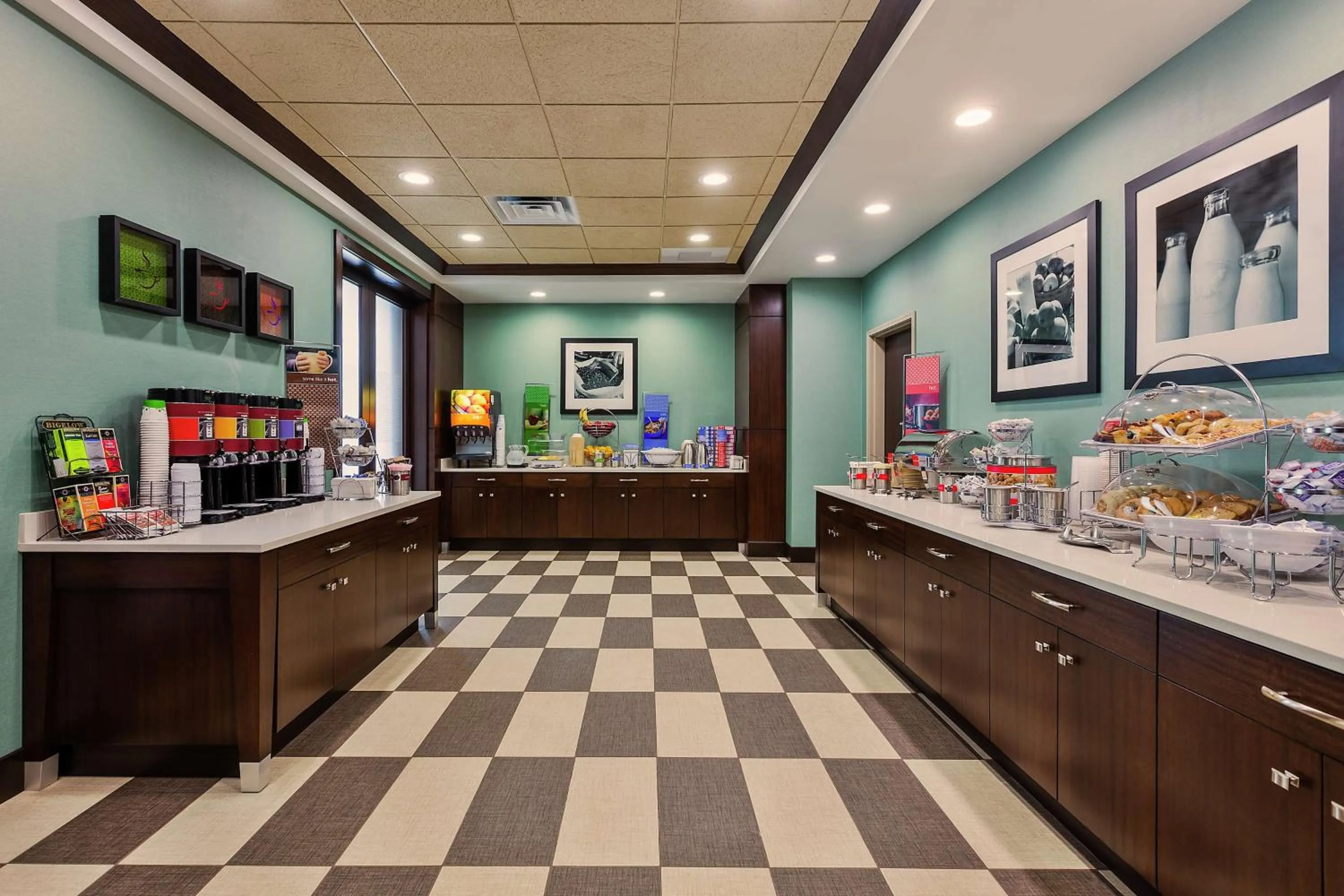 Dining area in Hampton Inn & Suites Bend