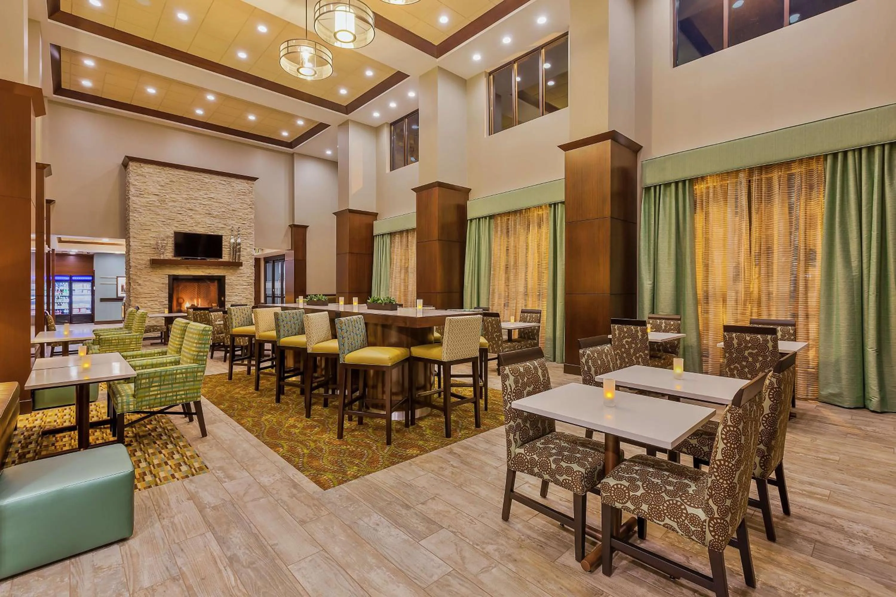Dining area in Hampton Inn & Suites Bend