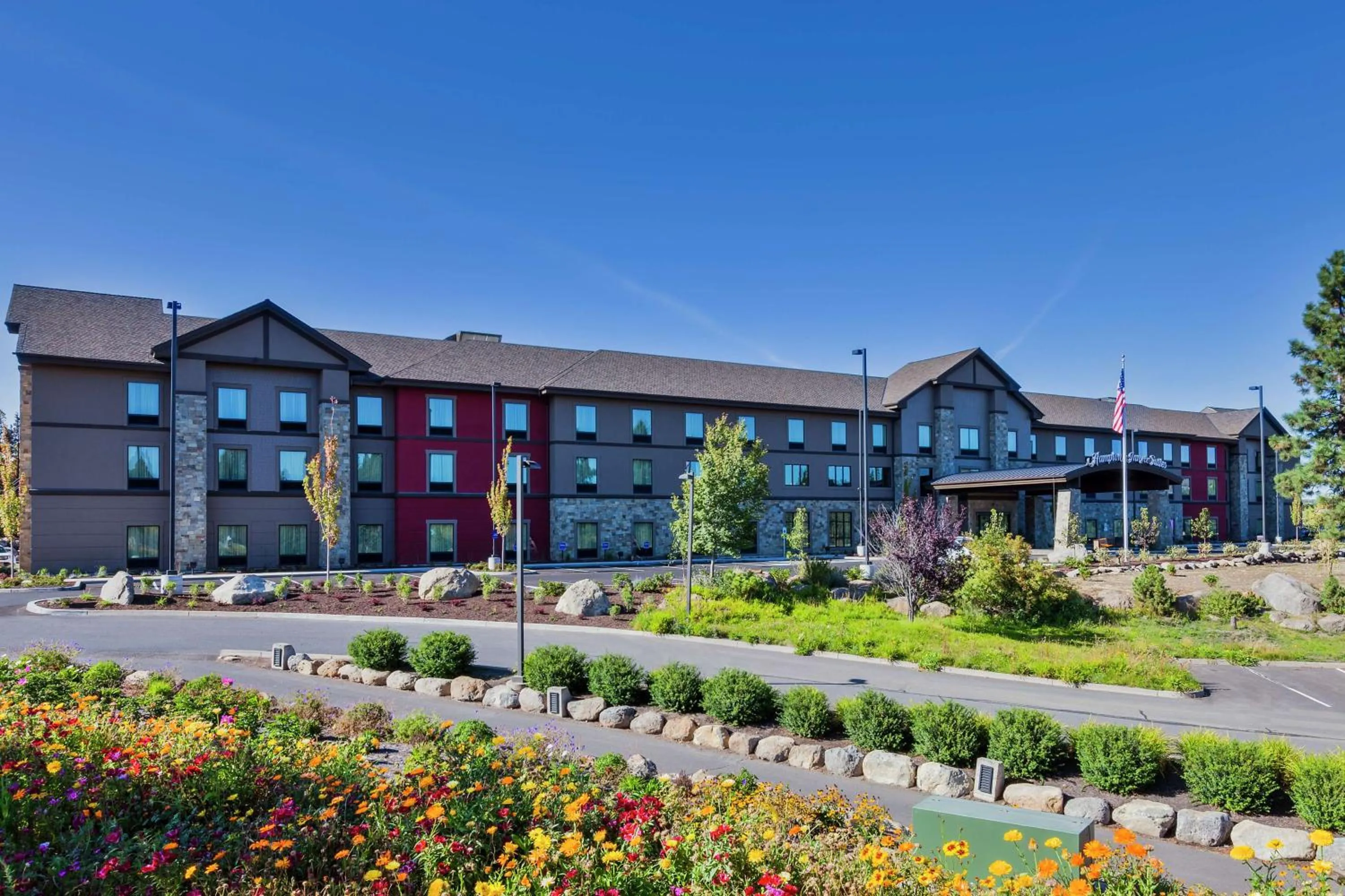 Property building in Hampton Inn & Suites Bend