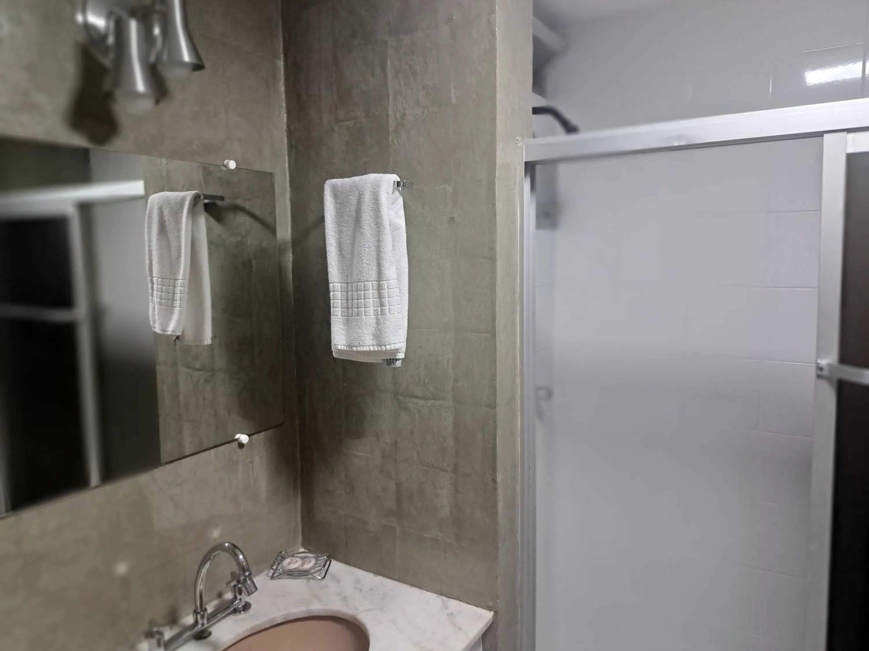 Shower in Garvey Park Hotel