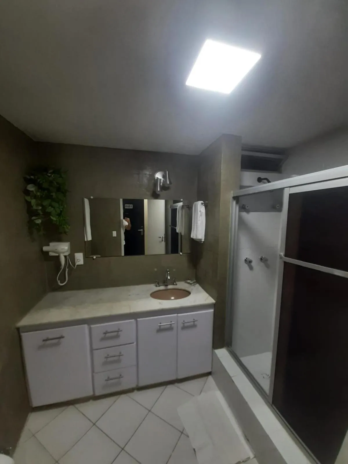 Shower in Garvey Park Hotel