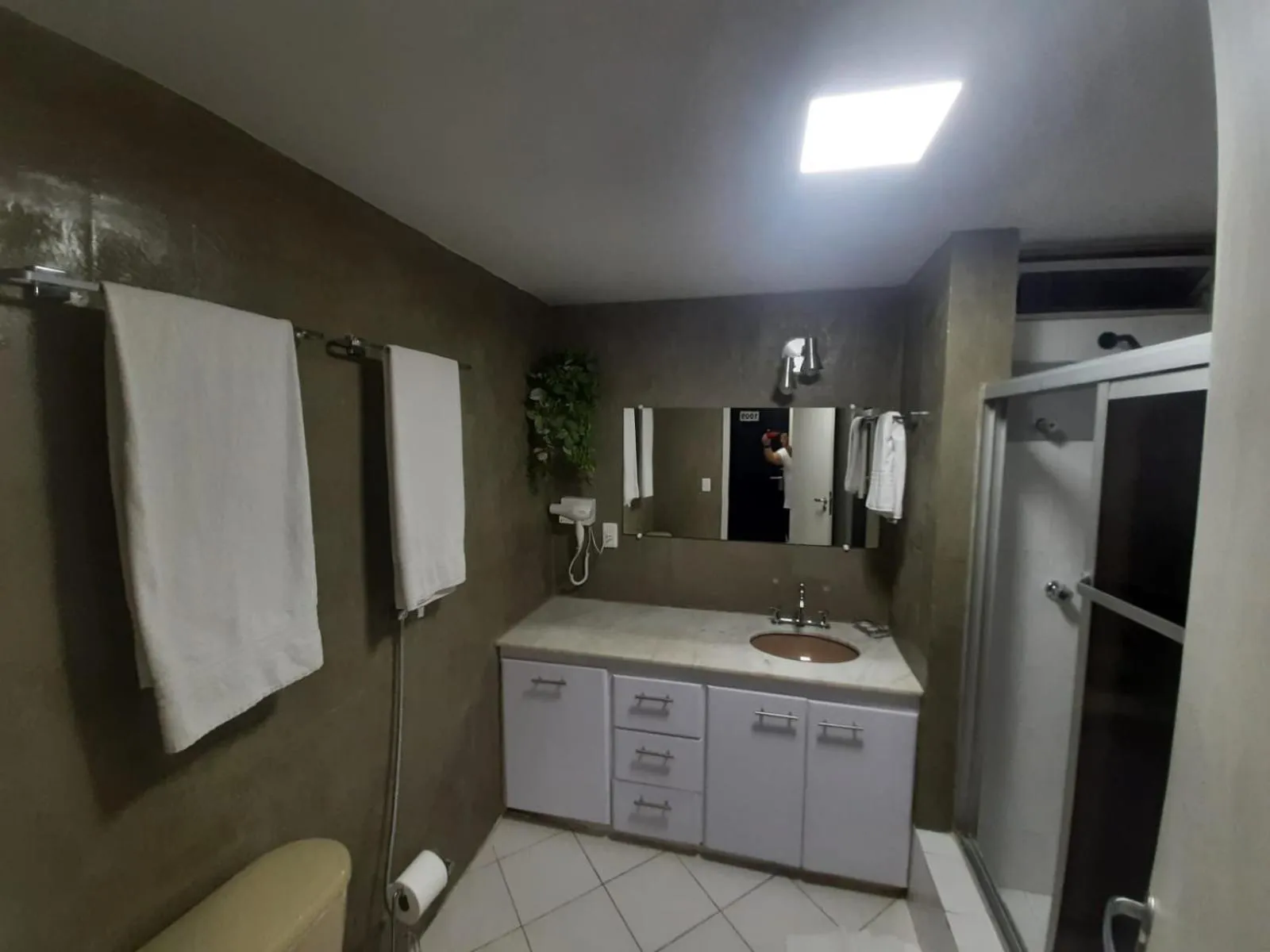 Bathroom in Garvey Park Hotel