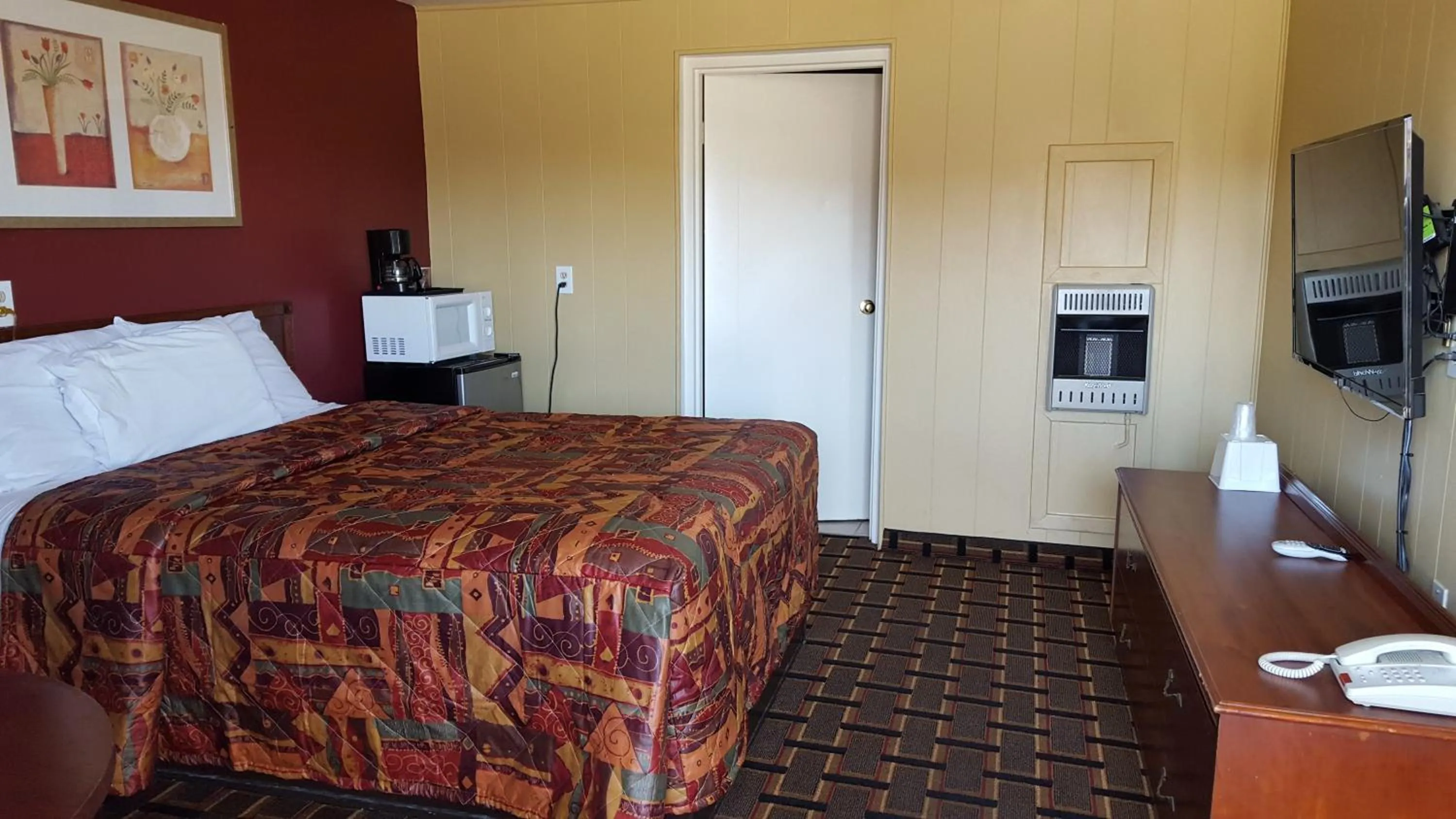 Bedroom in Royal Inn