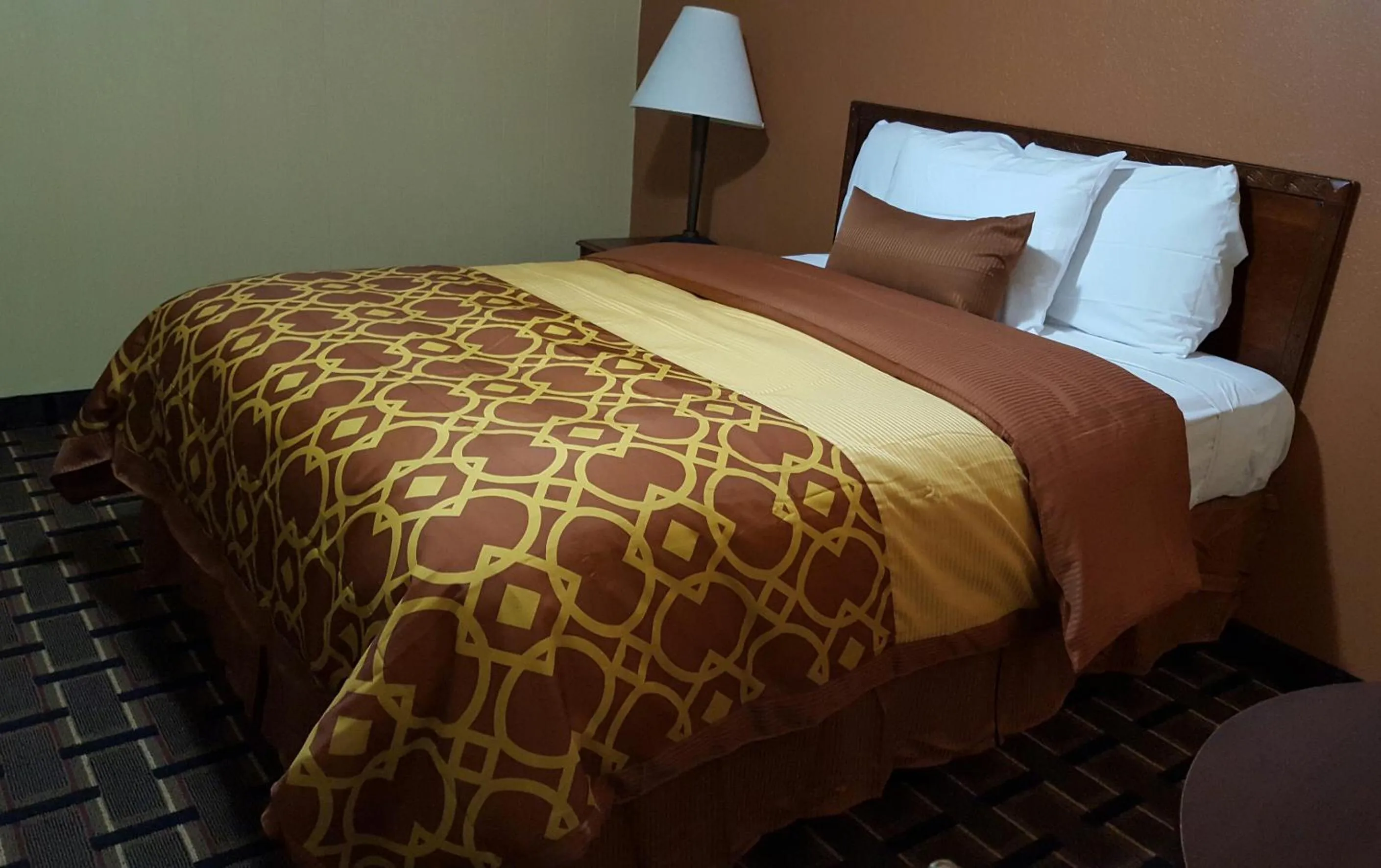 Bedroom in Royal Inn