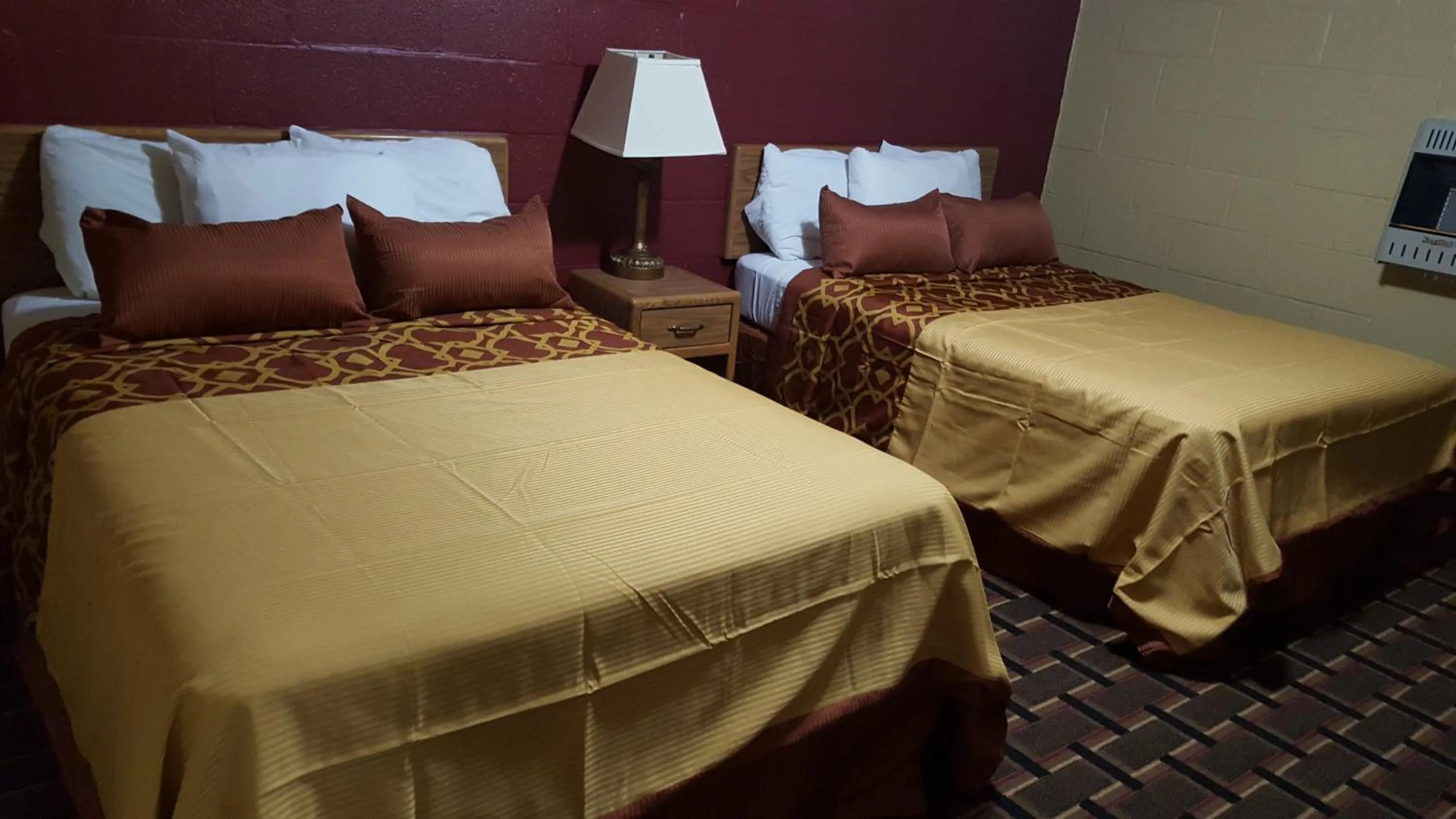 Bedroom in Royal Inn