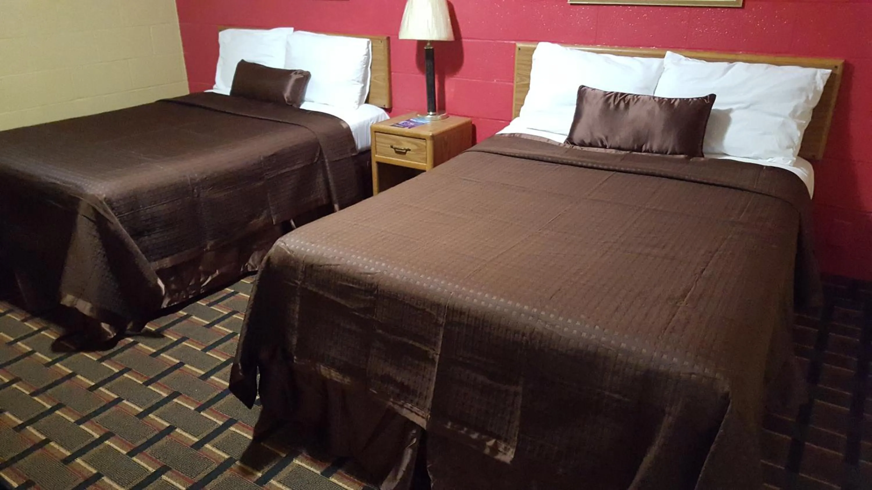 Bedroom in Royal Inn