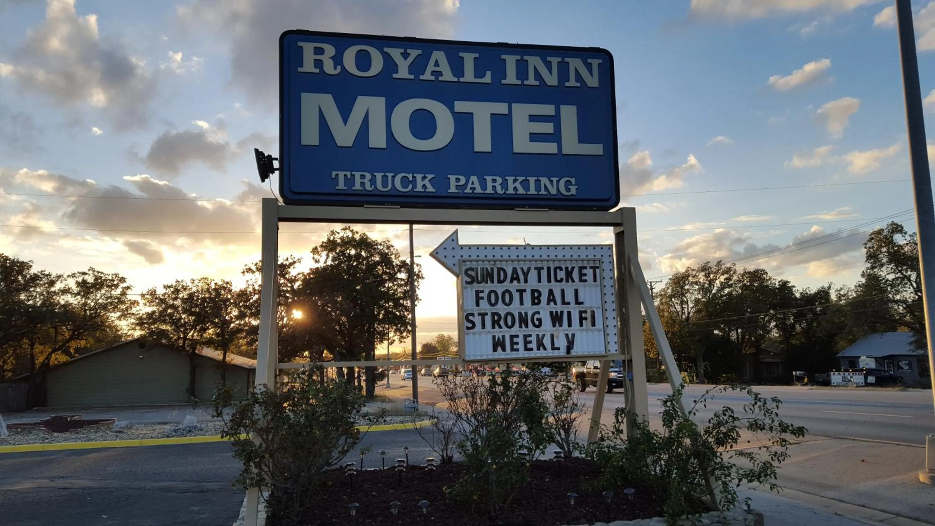 Property logo or sign in Royal Inn