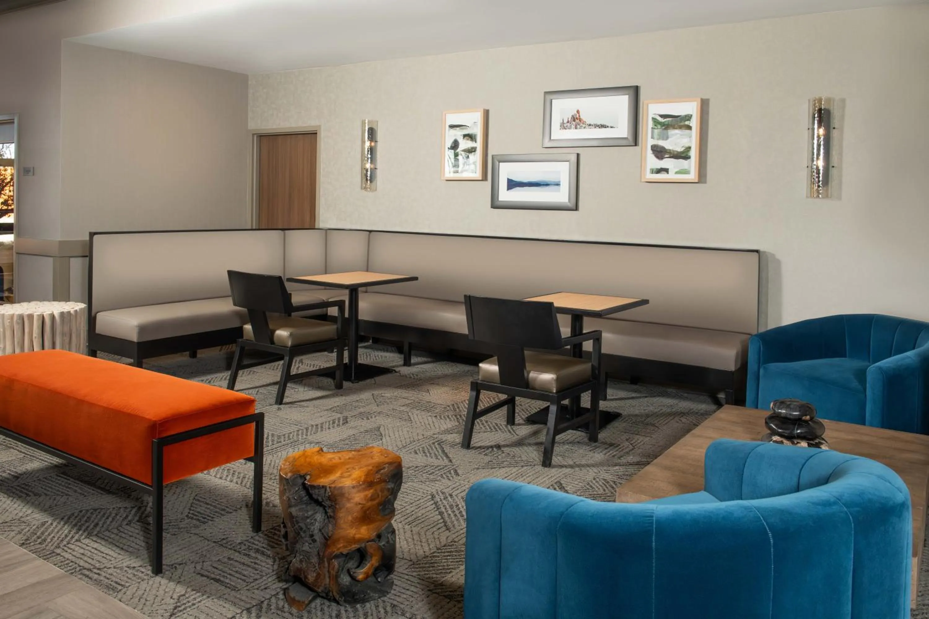 Seating area in Hyatt Place Denver-South/Park Meadows