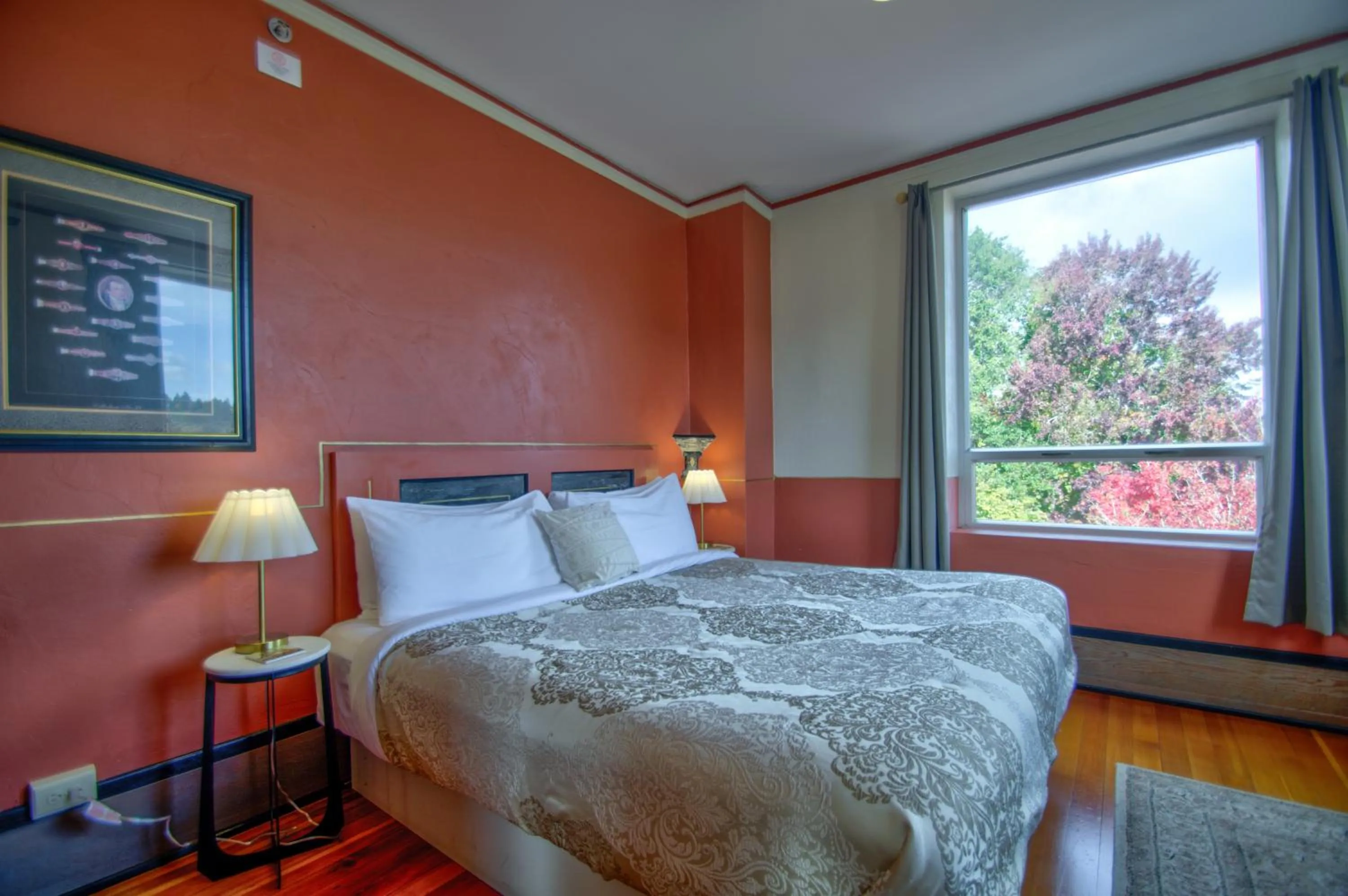 Bedroom, Bed in Centralia Square Grand Ballroom and Vintage Hotel