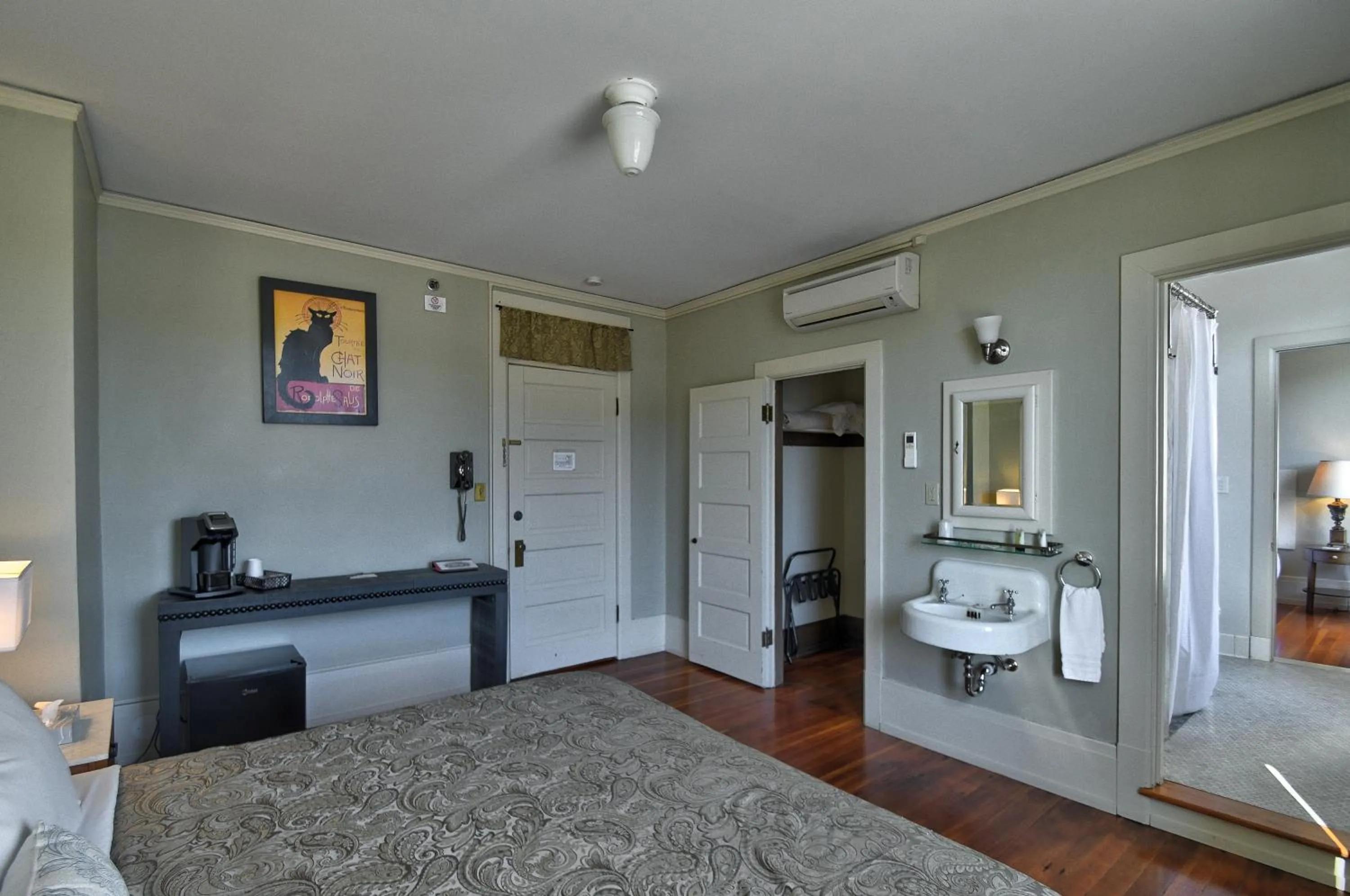 Bedroom, Bed in Centralia Square Grand Ballroom and Vintage Hotel