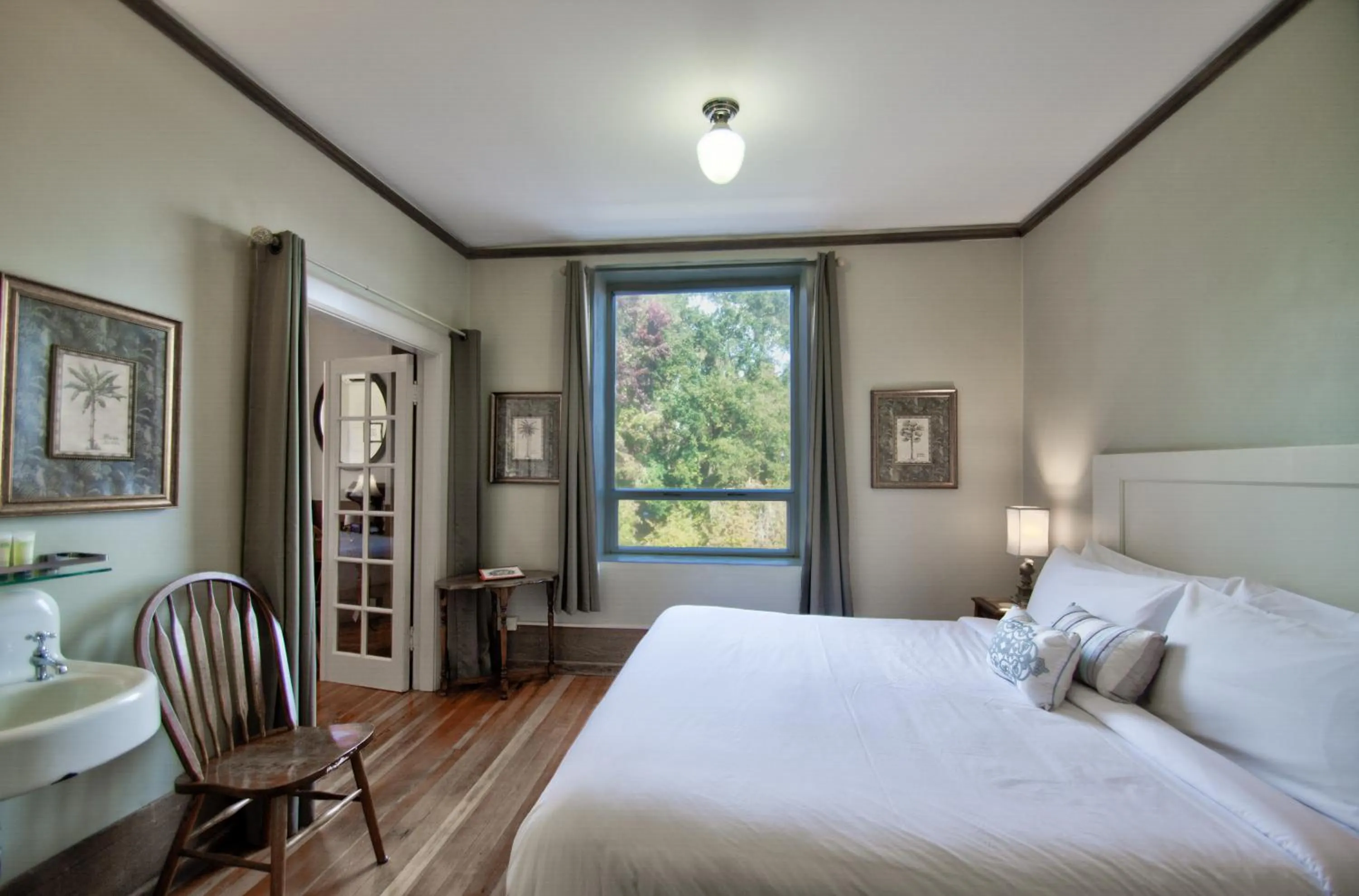 Bedroom, Bed in Centralia Square Grand Ballroom and Vintage Hotel