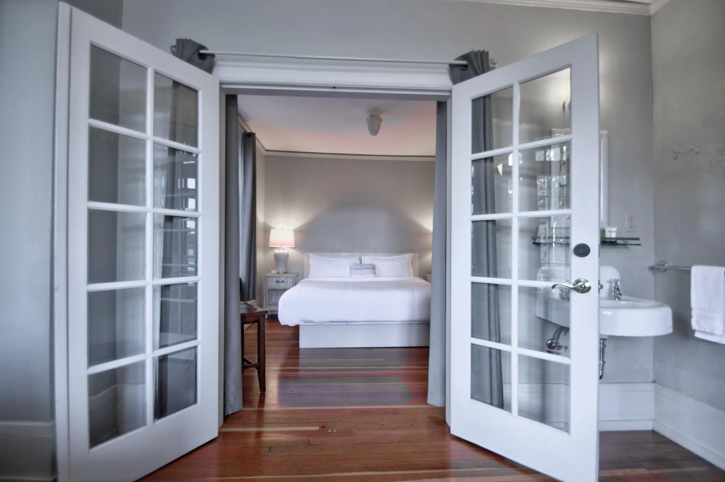 Bed in Centralia Square Grand Ballroom and Vintage Hotel