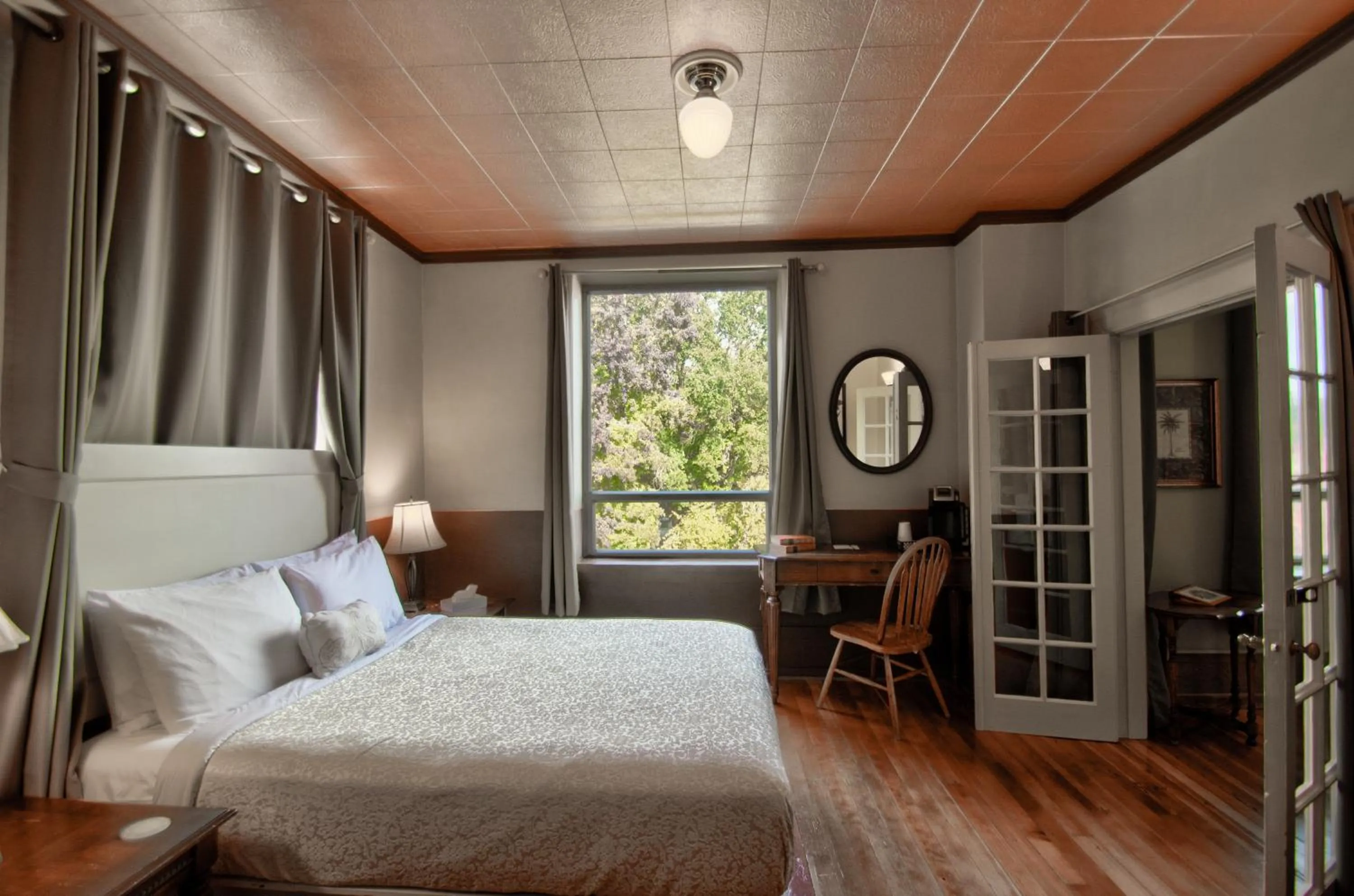 Bed in Centralia Square Grand Ballroom and Vintage Hotel