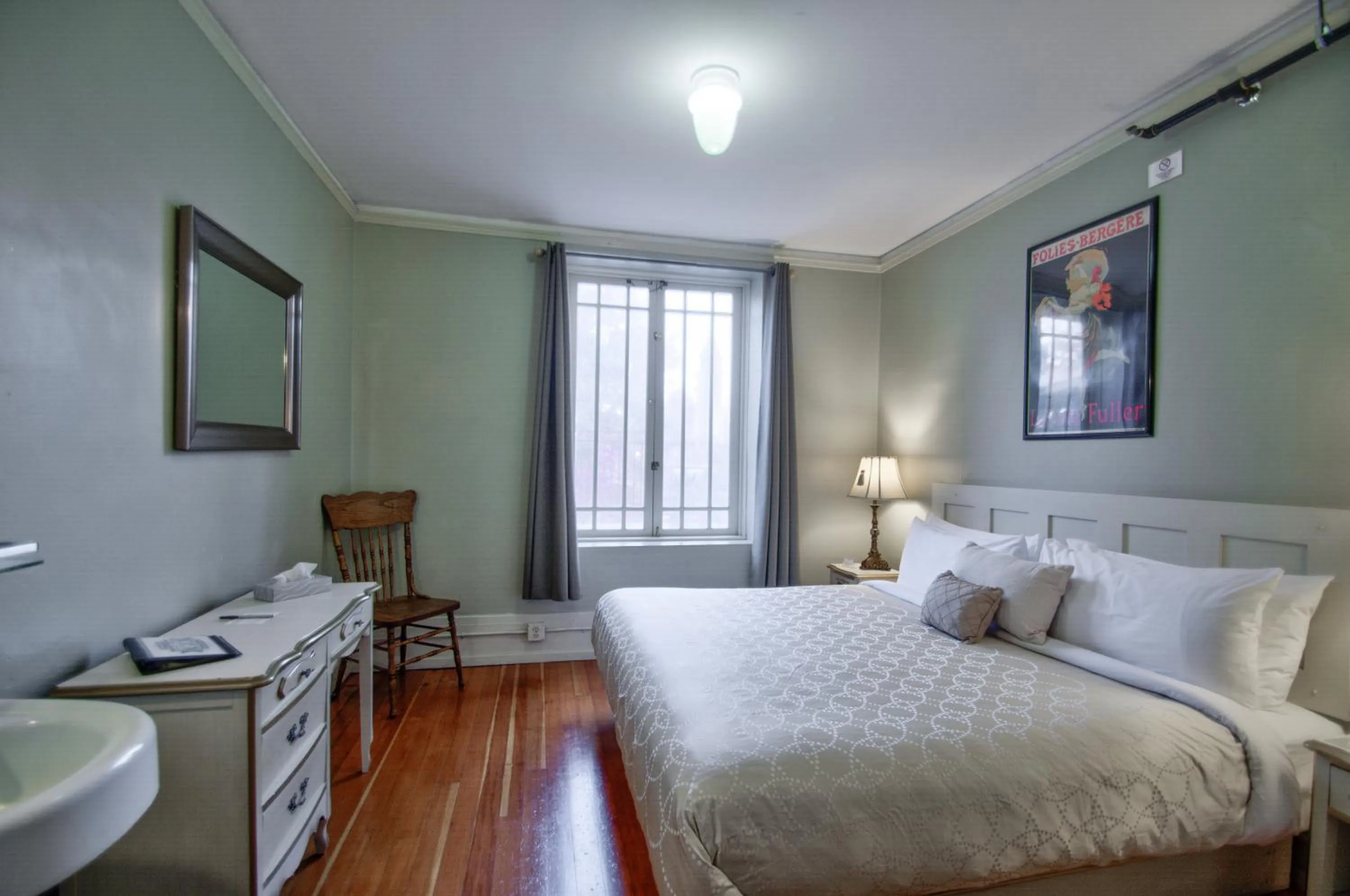 Bedroom, Bed in Centralia Square Grand Ballroom and Vintage Hotel