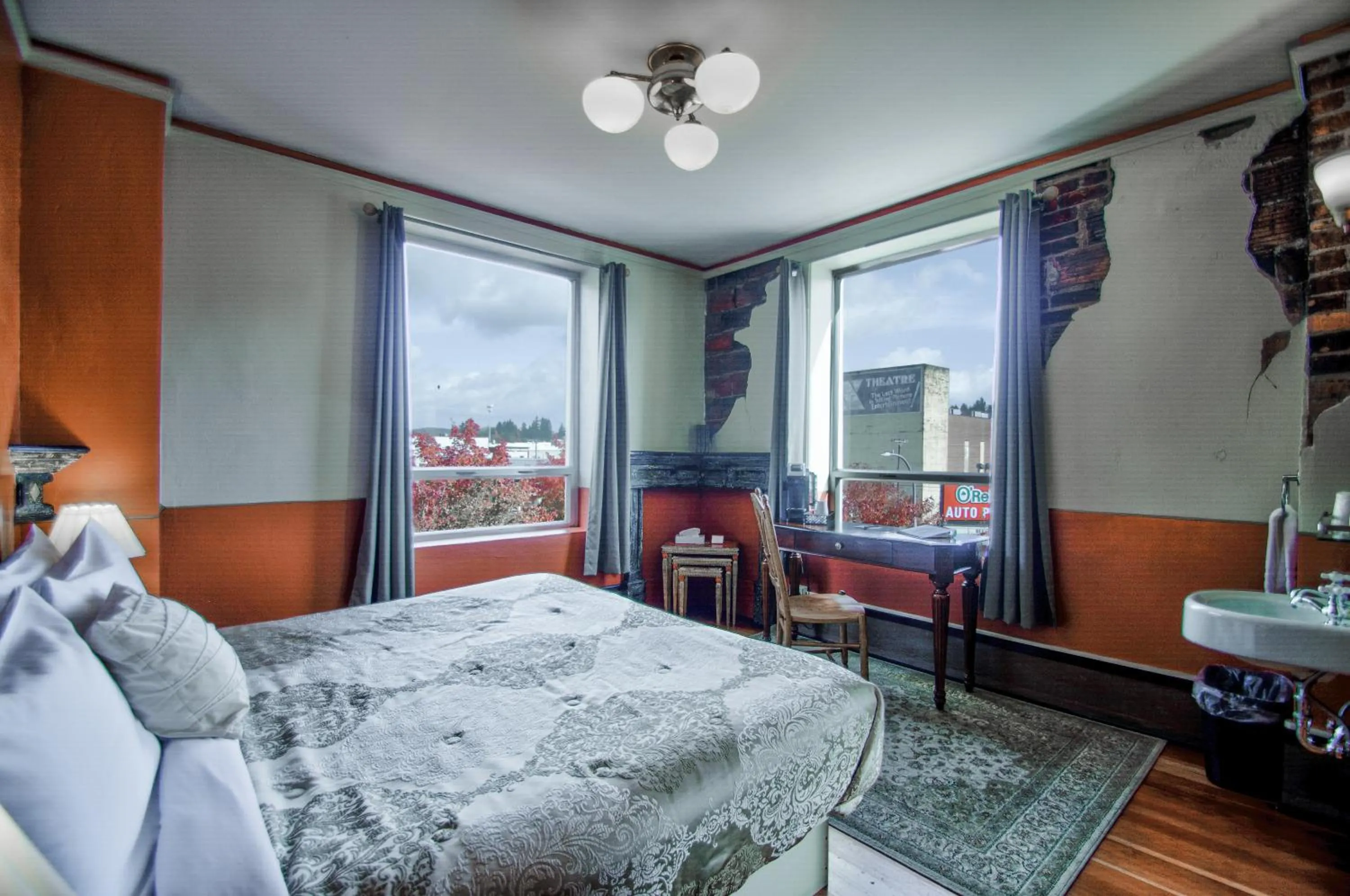 Bedroom, Bed in Centralia Square Grand Ballroom and Vintage Hotel