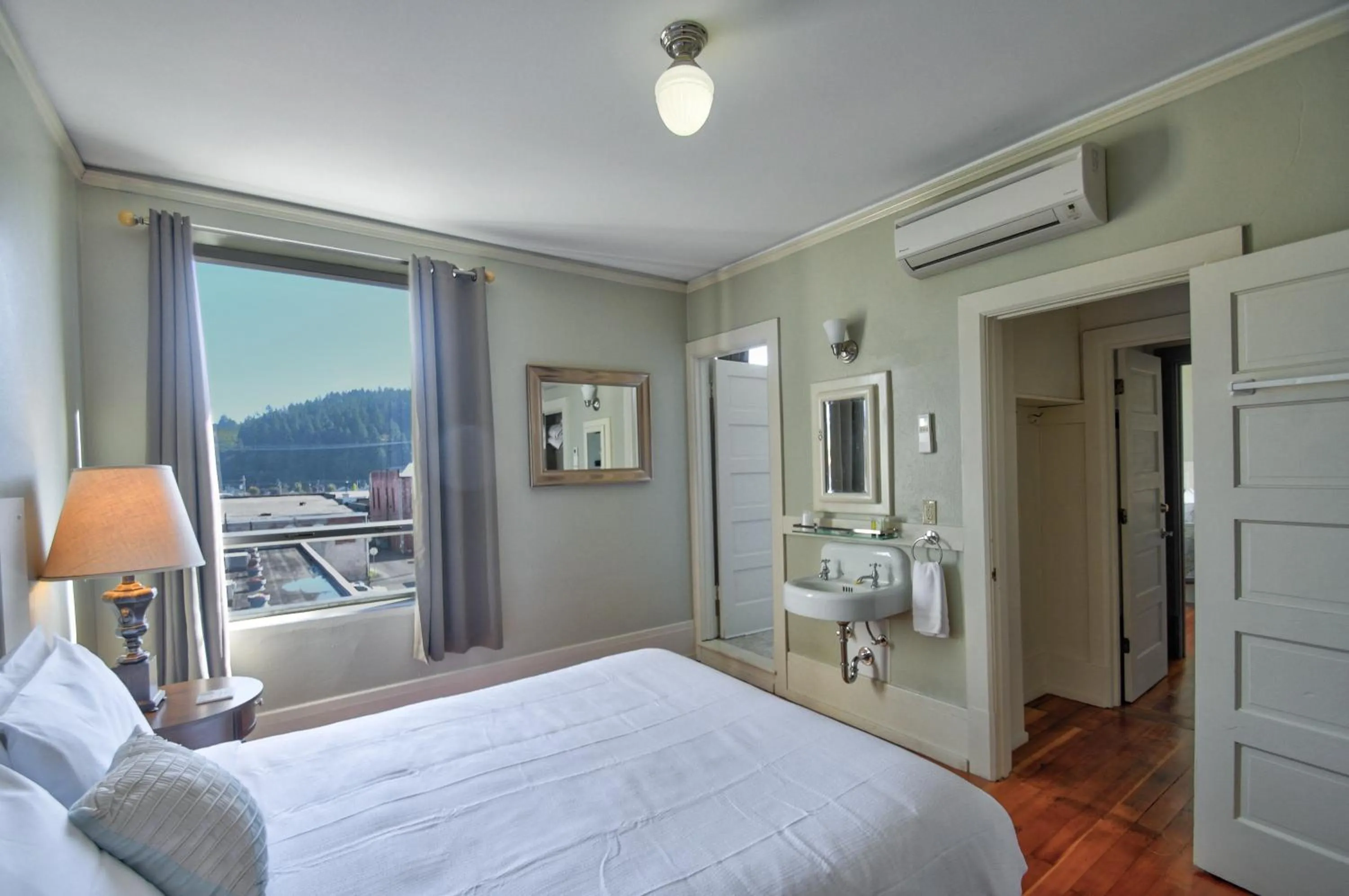 Bedroom, Bed in Centralia Square Grand Ballroom and Vintage Hotel