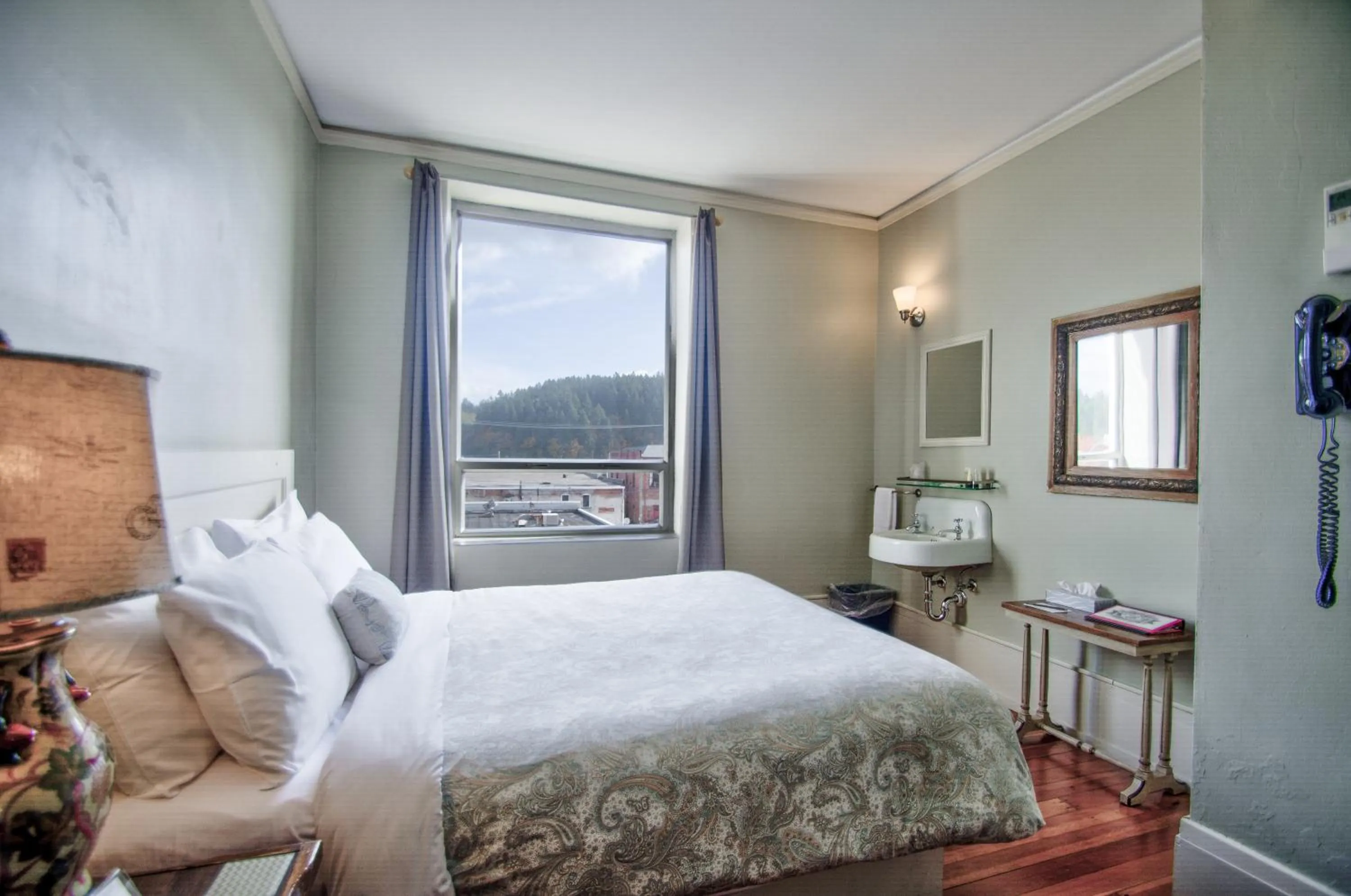 Bedroom, Bed in Centralia Square Grand Ballroom and Vintage Hotel