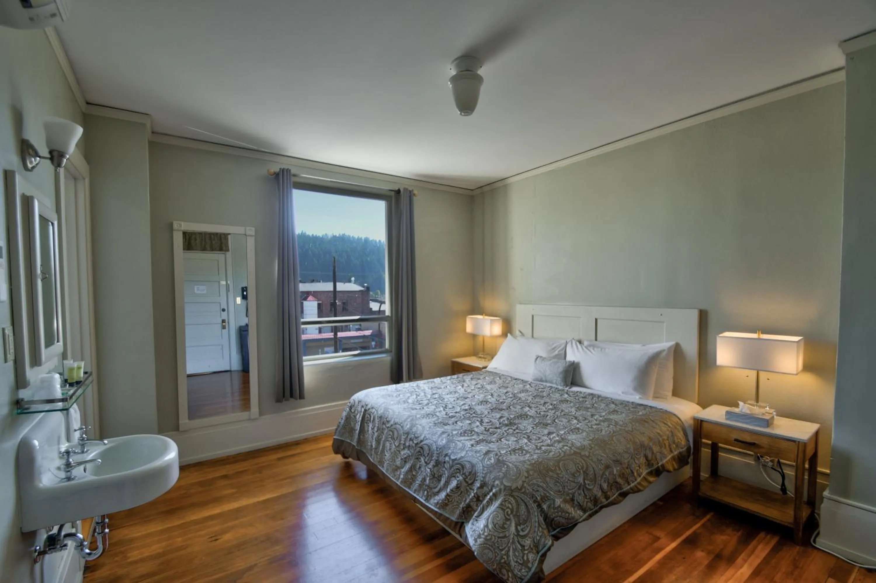 Bedroom, Bed in Centralia Square Grand Ballroom and Vintage Hotel