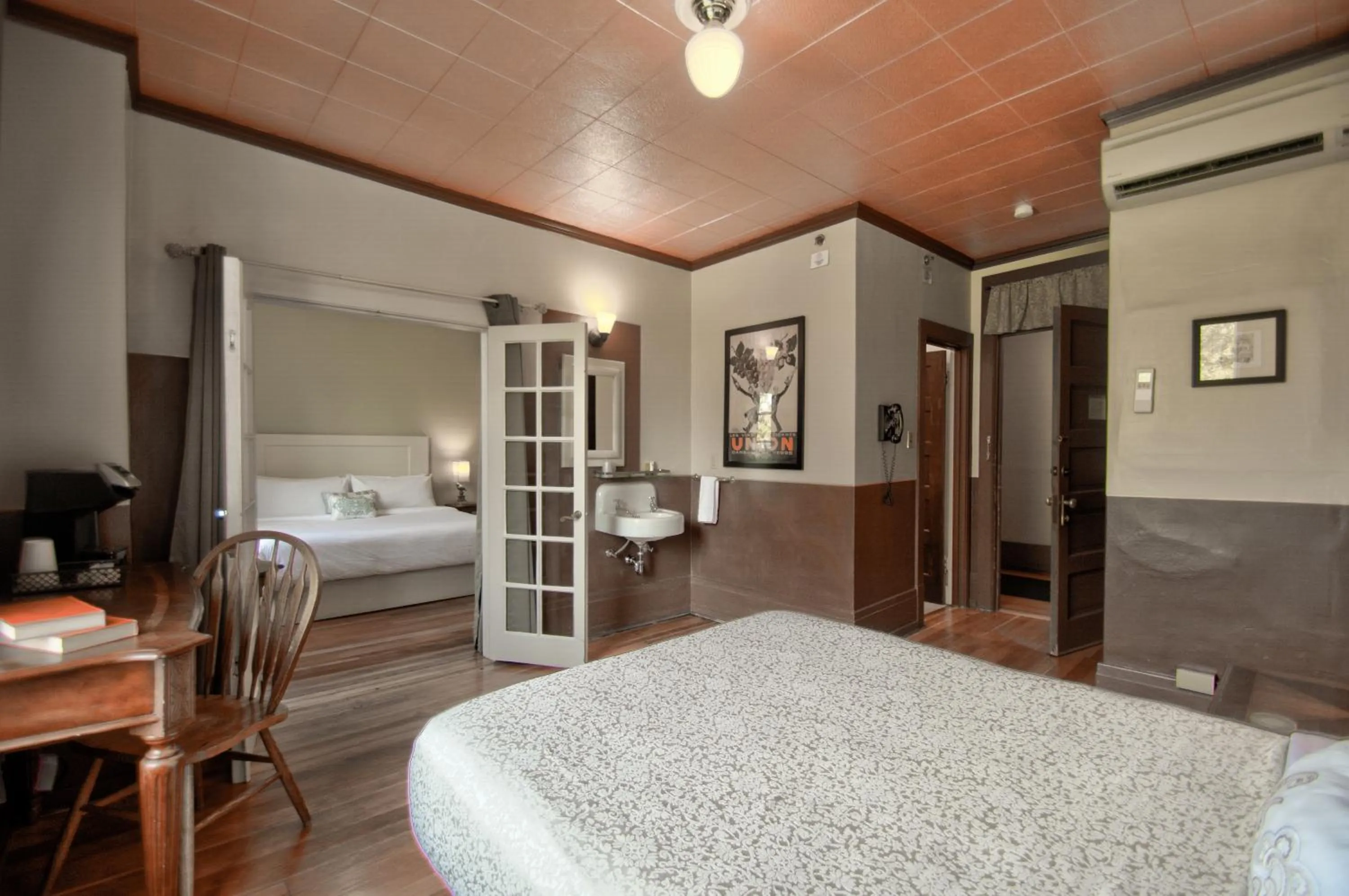 Photo of the whole room, Bed in Centralia Square Grand Ballroom and Vintage Hotel