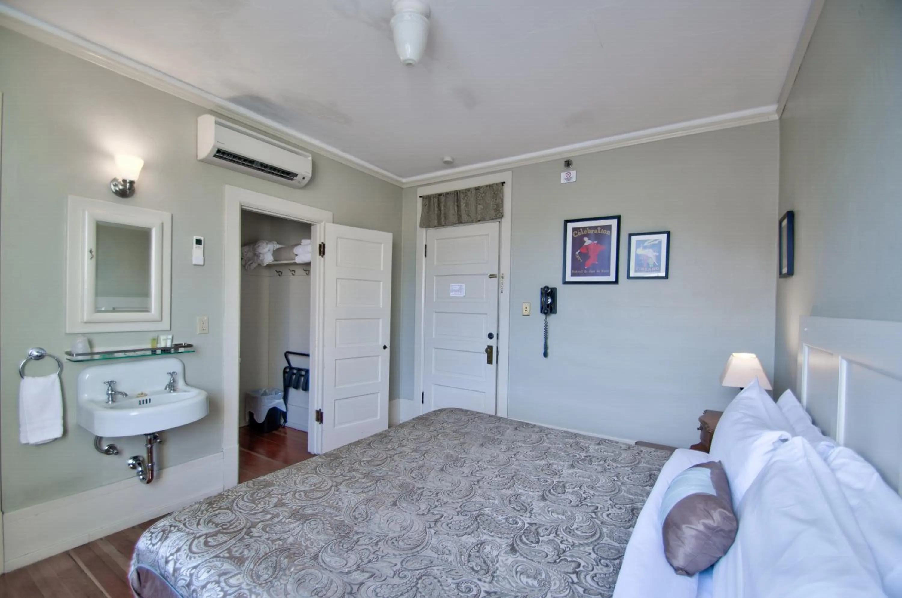 Bedroom, Bed in Centralia Square Grand Ballroom and Vintage Hotel