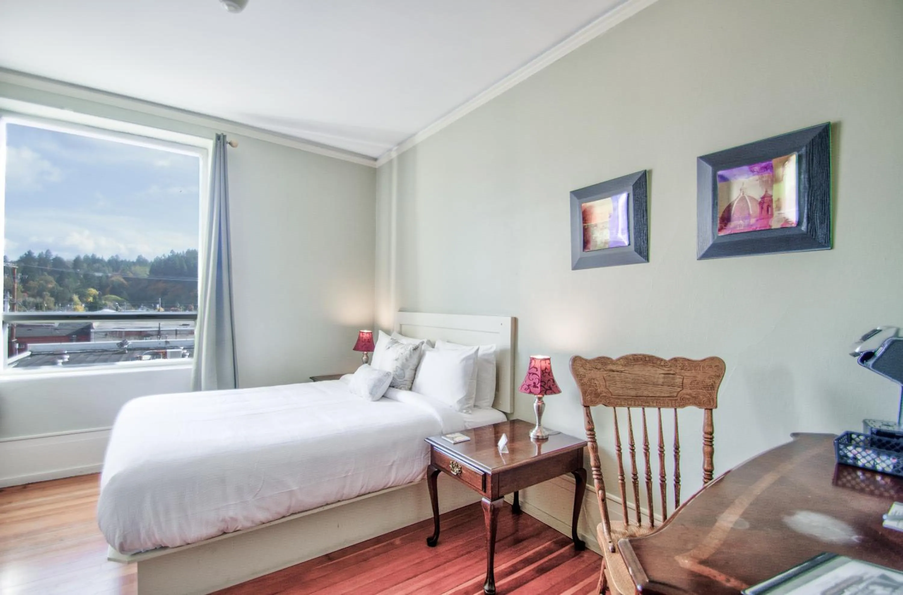 Bedroom, Bed in Centralia Square Grand Ballroom and Vintage Hotel