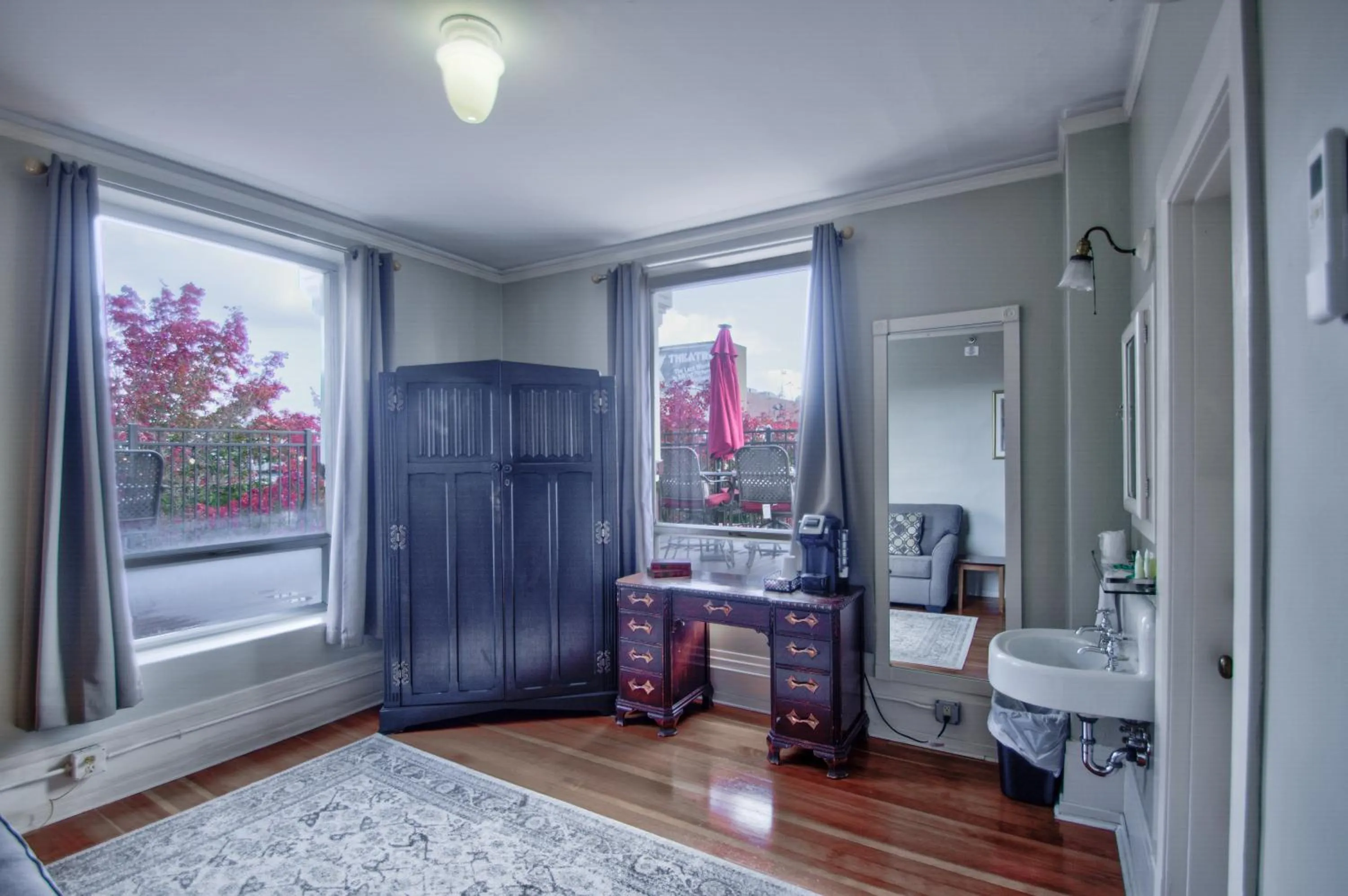 Living room, Bed in Centralia Square Grand Ballroom and Vintage Hotel