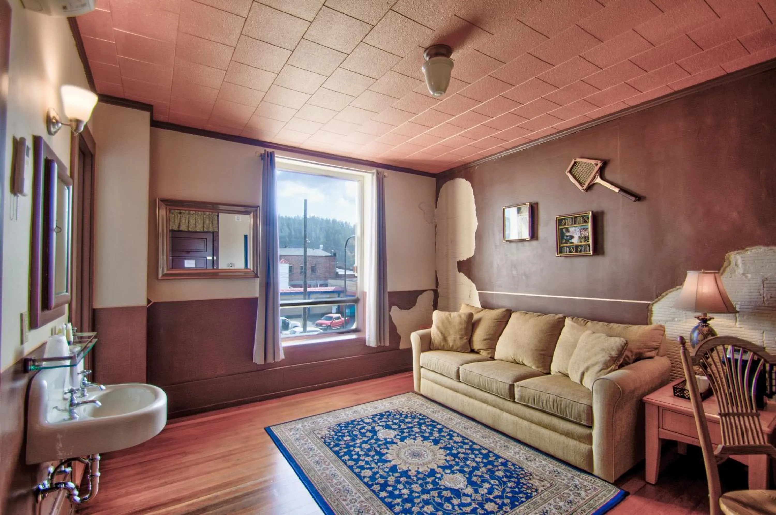 Living room in Centralia Square Grand Ballroom and Vintage Hotel